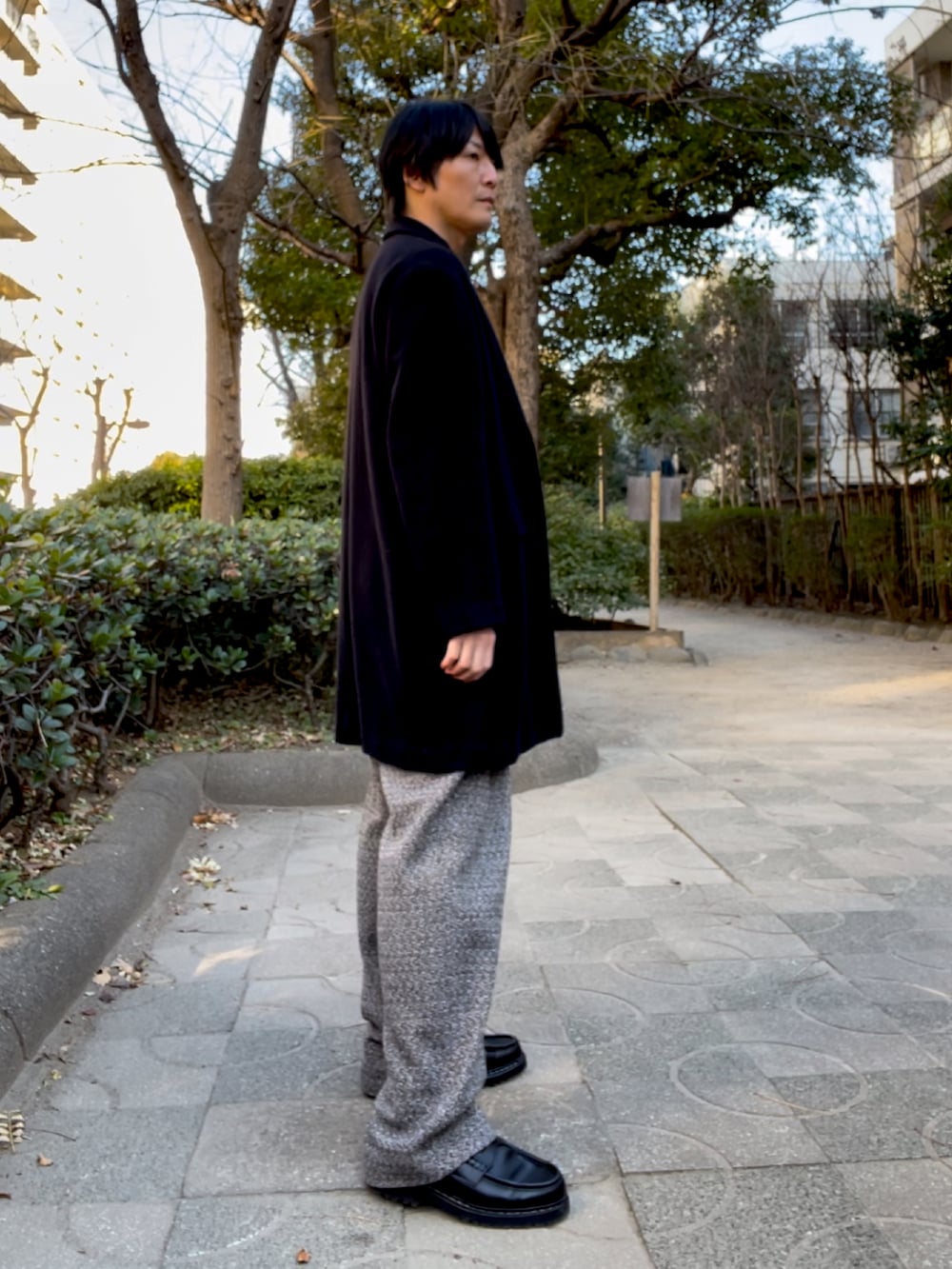 「ローファー、berwick1707、COMOLI、チェスターコート、カシミア、ULTERIOR、ツイード、へリンボーン、おしゃれさんと繋がりたい、オーバーサイズ、フォローミー、フォロー返します、フォロバ、コモリ」｜「COMOLIのアイテム（チェスターコート、ブラック系）」を使った、YOSHIMAさん（メンズ・169cm）の冬コーディネートの2枚目の写真