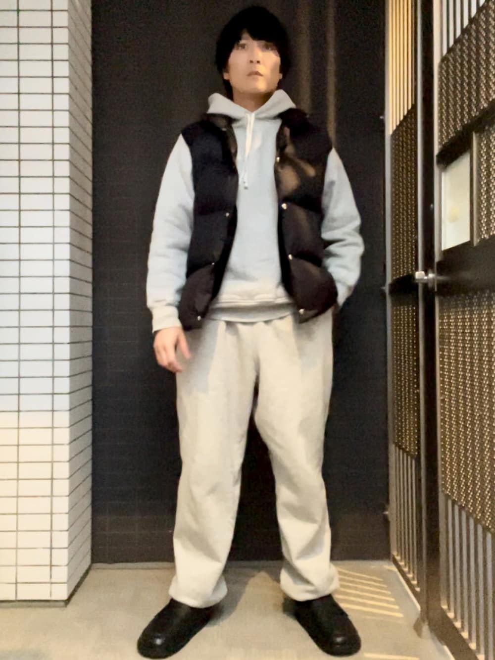 「COMOLI、コモリ、スウェット、スウェットパンツ、スウェットコーデ、ダウンベスト、Hender Scheme、おしゃれさんと繋がりたい、フォローミー、フォロー返します、フォロバ、ローファー、レザーサンダル」｜「COMOLIのコットン吊裏毛 パンツ（スウェットパンツ、グレー系）」を使った、YOSHIMAさん（メンズ・169cm）の冬コーディネートの5枚目の写真