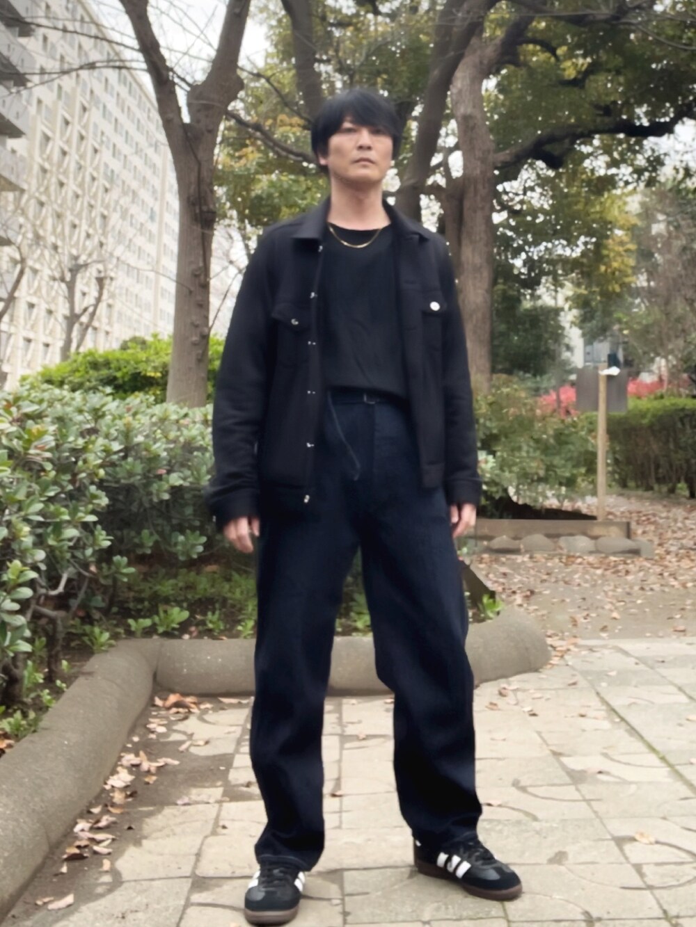 「スニーカー、adidas、アディダス、samba、COMOLI、コモリ、ulterior、COMME des GARCONS、TOMWOOD、シンプルコーデ、オトナカジュアル、フォロー返します、フォロバ、カジュアルコーデ」｜「COMOLIのアイテム（デニムパンツ、ブルー系）」を使った、YOSHIMAさん（メンズ・169cm）の春コーディネートの2枚目の写真