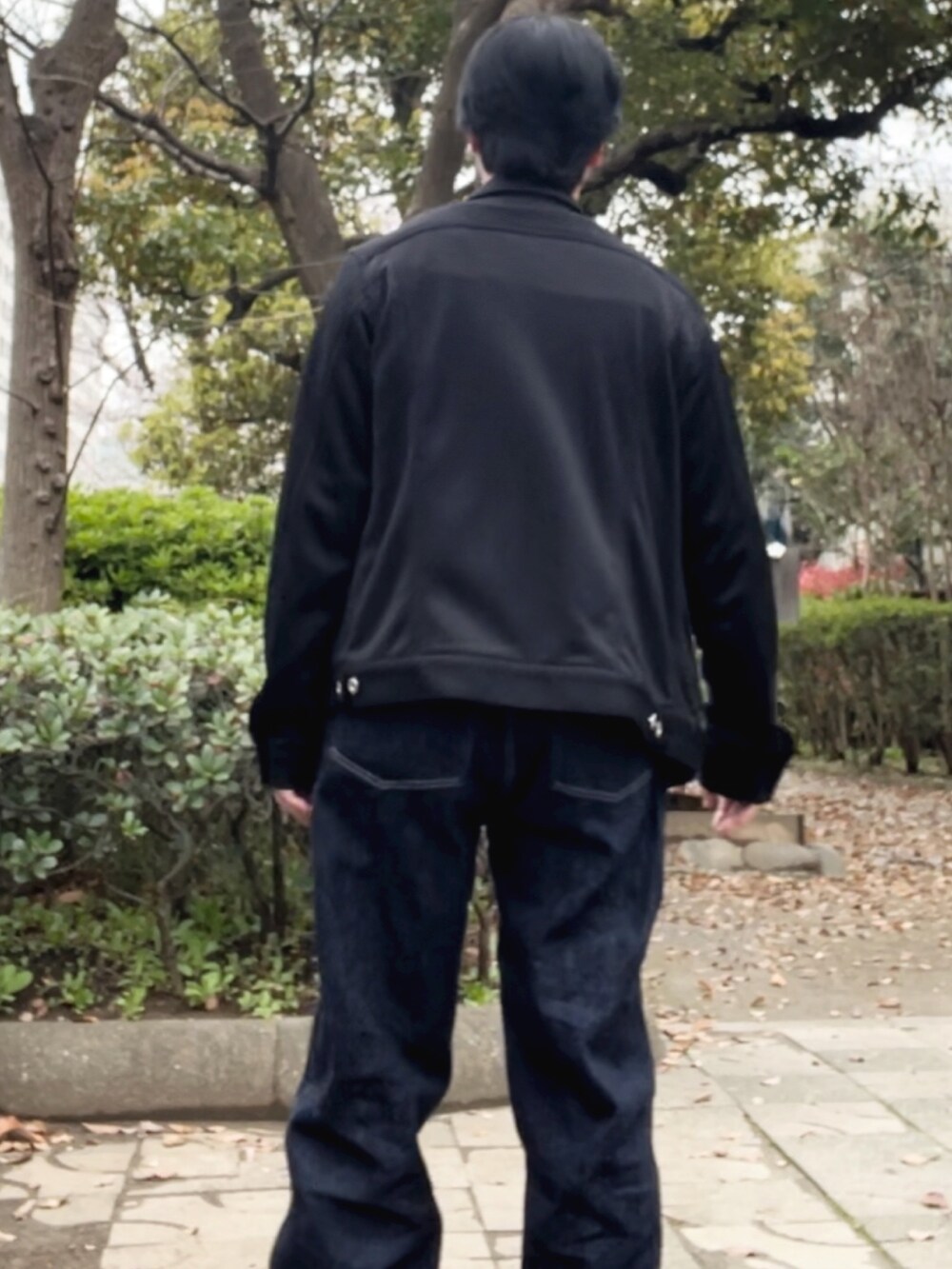 「スニーカー、adidas、アディダス、samba、COMOLI、コモリ、ulterior、COMME des GARCONS、TOMWOOD、シンプルコーデ、オトナカジュアル、フォロー返します、フォロバ、カジュアルコーデ」｜「COMOLIのアイテム（デニムパンツ、ブルー系）」を使った、YOSHIMAさん（メンズ・169cm）の春コーディネートの5枚目の写真