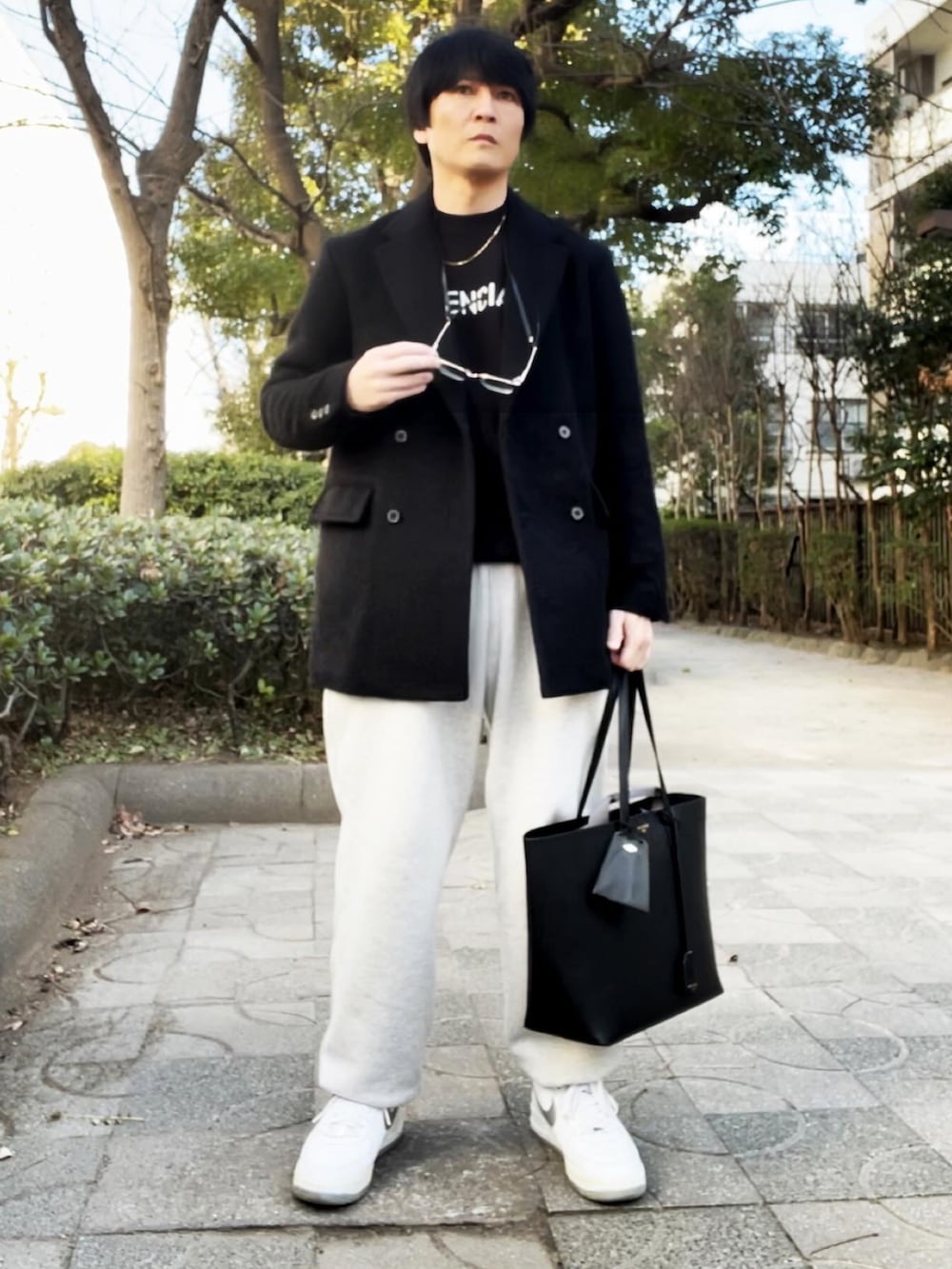 「モノトーンコーデ、BALENCIAGA、バレンシアガ、サンローランパリ、YSL、TOMWOOD、COMOLI、コモリ、おしゃれさんと繋がりたい、フォローミー、フォロー返します、フォロバ、ユナイテッドトウキョウ、UNITED TOKYO」|「UNITED TOKYOのモヘアシャギー ダブルジャケット(テーラードジャケット、ブラック系)」を使った、YOSHIMAさん(メンズ・169cm)の冬コーディネートの2枚目の写真