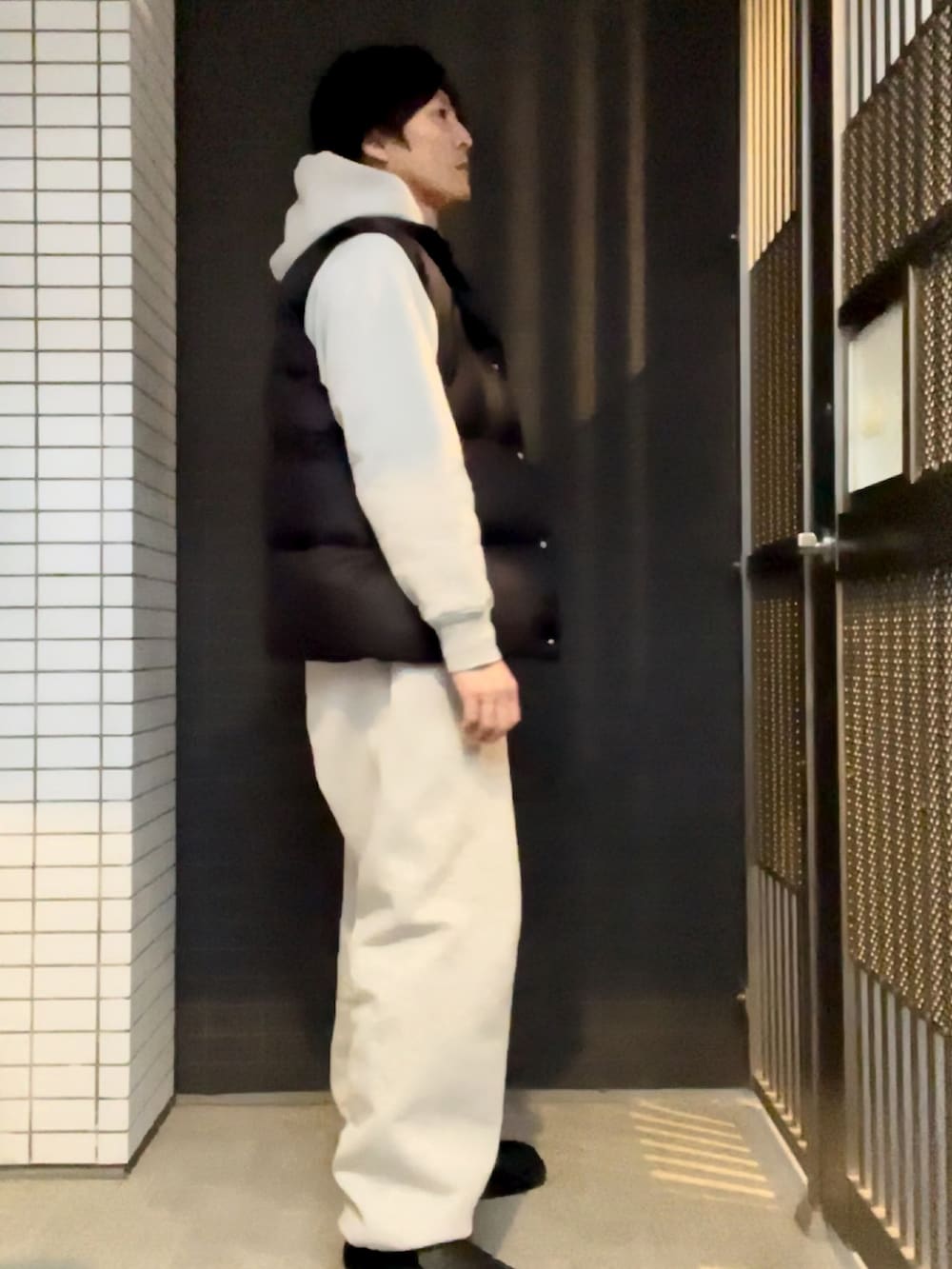「COMOLI、コモリ、スウェット、スウェットパンツ、スウェットコーデ、ダウンベスト、Hender Scheme、おしゃれさんと繋がりたい、フォローミー、フォロー返します、フォロバ、ローファー、レザーサンダル」｜「COMOLIのコットン吊裏毛 パンツ（スウェットパンツ、グレー系）」を使った、YOSHIMAさん（メンズ・169cm）の冬コーディネートの3枚目の写真