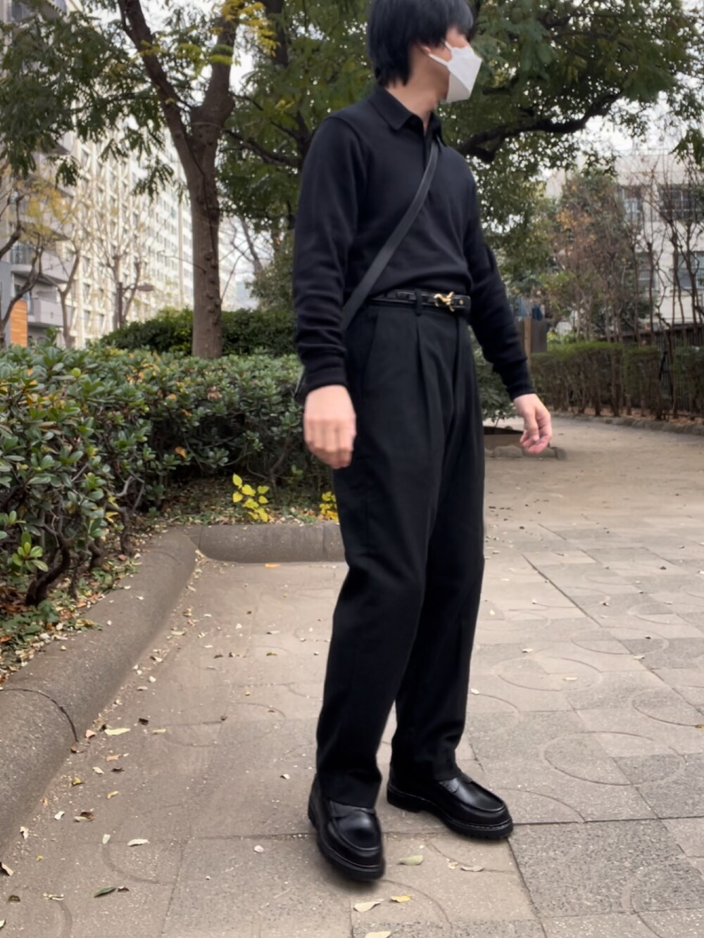 「ミニバッグ、メンズファッション、大人カジュアル、セリーヌ、CELINE、crimie、berwick1707、バーウィック、クライミー、ユニクロ、ワイドパンツ、おしゃれさんと繋がりたい、スティーブンアラン、タックイン、UNIQLO」｜「CRIMIEのMERINO WOOL KNIT LONG SLEEVE POLO（ニット/セーター、ブラック系）」を使った、YOSHIMAさん（メンズ・169cm）の冬コーディネートの3枚目の写真