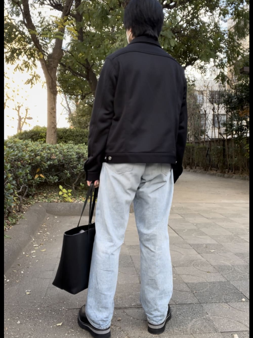 「タートルネック、コムデギャルソン、コムデギャルソンオムプリュス、COMME des GARCONS、COMME des GARCONS HOMME DEUX、COMME des GARCONS HOMME PLUS、COMME des GARCONS HOMME、COMOLI、ブリーチデニム、Saint Laurent、サンローランパリ、YSL、crimie、新星WEARISTAにエントリー、WYM LIDNM」|「SAINT LAURENT PARISのアイテム(トートバッグ、ブラック系)」を使った、YOSHIMAさん(メンズ・169cm)の冬コーディネートの3枚目の写真