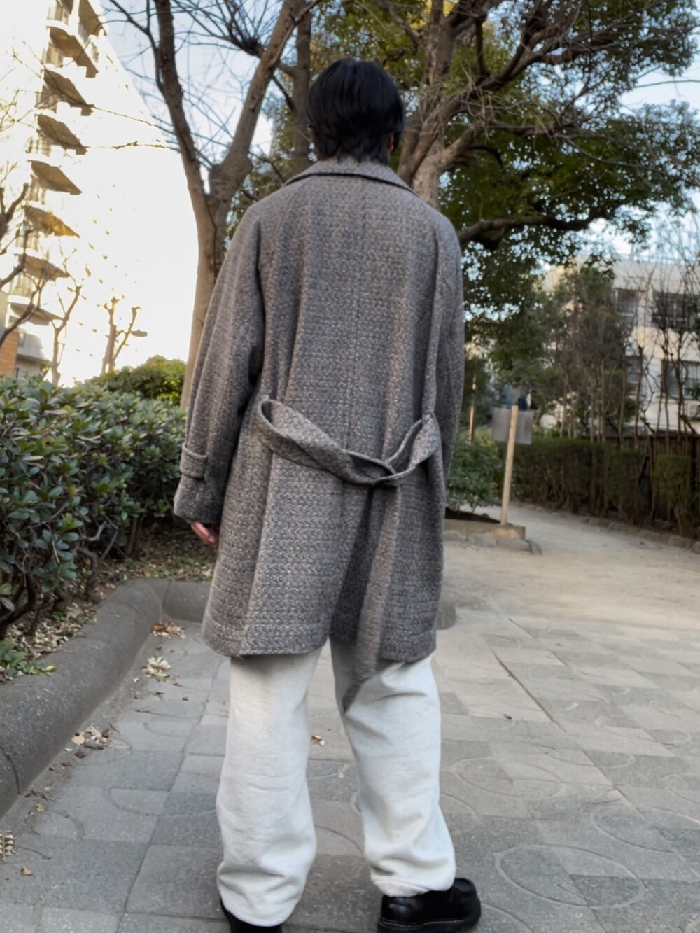 「レザーシューズ、レザー、ULTERIOR、COMOLI、コモリ、エディフィス、EDIFICE、スウェットパンツ、タートルネック、ツイード、へリンボーン、おしゃれさんと繋がりたい、フォローミー、フォロー返します、フォロバ」｜「ulteriorのアイテム（チェスターコート、グレー系）」を使った、YOSHIMAさん（メンズ・169cm）の冬コーディネートの3枚目の写真
