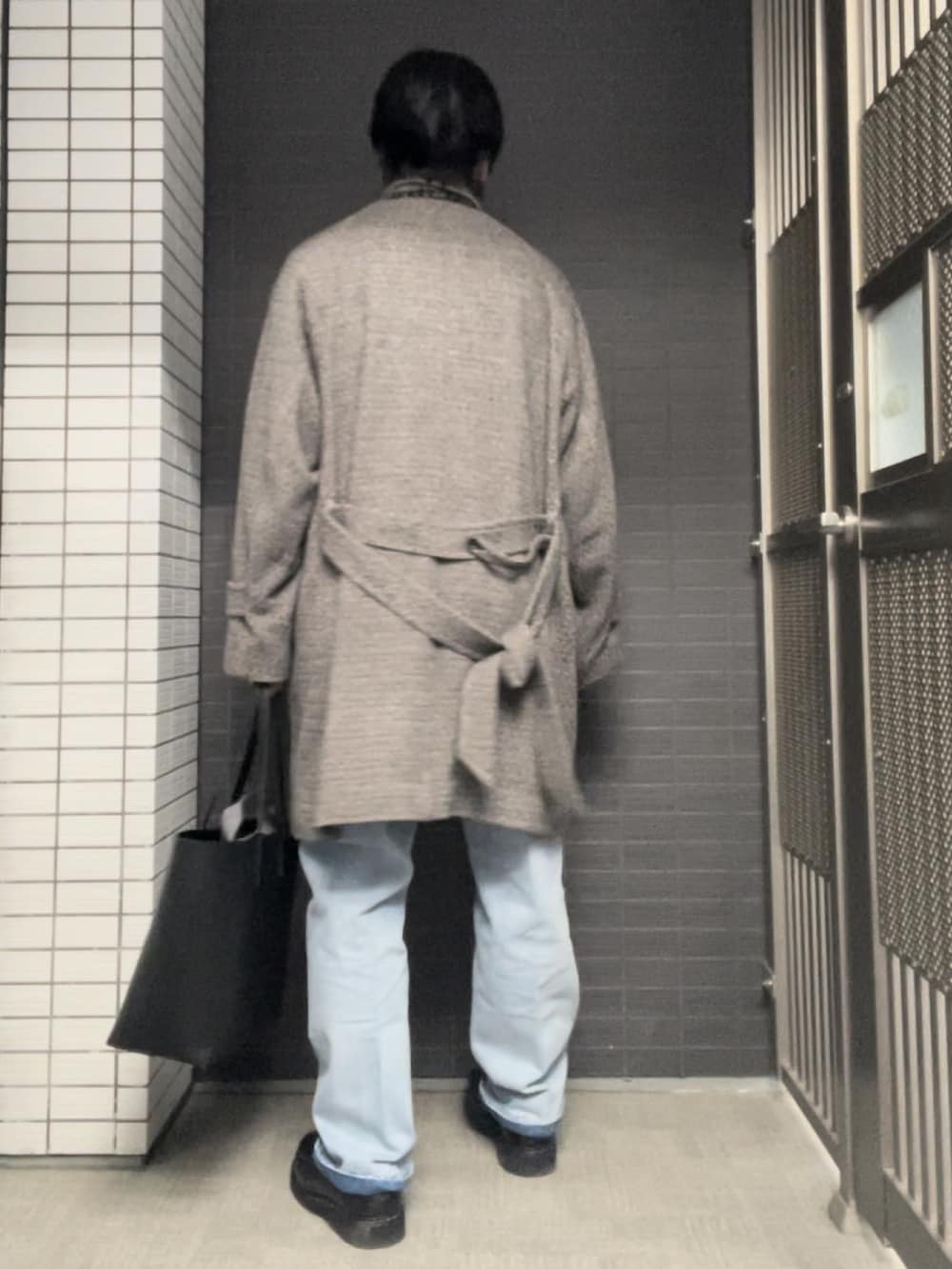 「おしゃれさんと繋がりたい、ULTERIOR、yleve、999.9、berwick1707、Saint Laurent、コート、へリンボーン、ツイード、冬を彩る色いろコーデ、フォローミー、フォロー返します、フォロバ、COMOLI、コモリ」｜「SAINT LAURENT PARISのアイテム（トートバッグ、ブラック系）」を使った、YOSHIMAさん（メンズ・169cm）の冬コーディネートの3枚目の写真