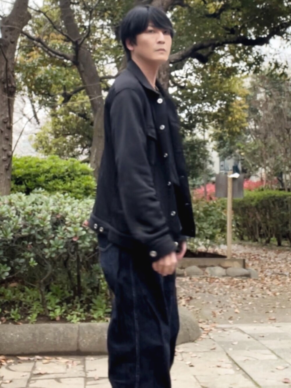 「スニーカー、adidas、アディダス、samba、COMOLI、コモリ、ulterior、COMME des GARCONS、TOMWOOD、シンプルコーデ、オトナカジュアル、フォロー返します、フォロバ、カジュアルコーデ」｜「COMOLIのアイテム（デニムパンツ、ブルー系）」を使った、YOSHIMAさん（メンズ・169cm）の春コーディネートの3枚目の写真
