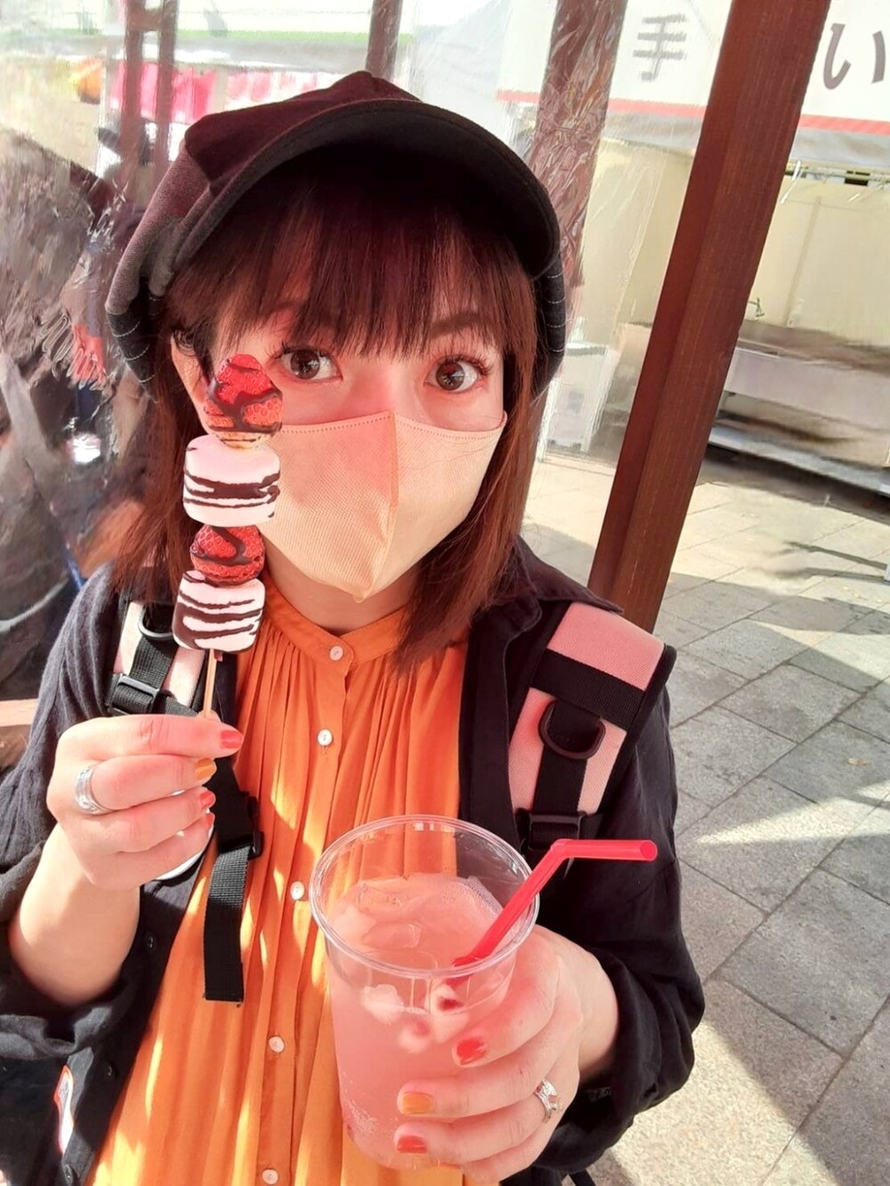 ブラック系のTシャツ/カットソー、ブラック系のシャツ/ブラウス、イエロー系のその他パンツを着用したレディースの秋コーディネートの2枚目の写真