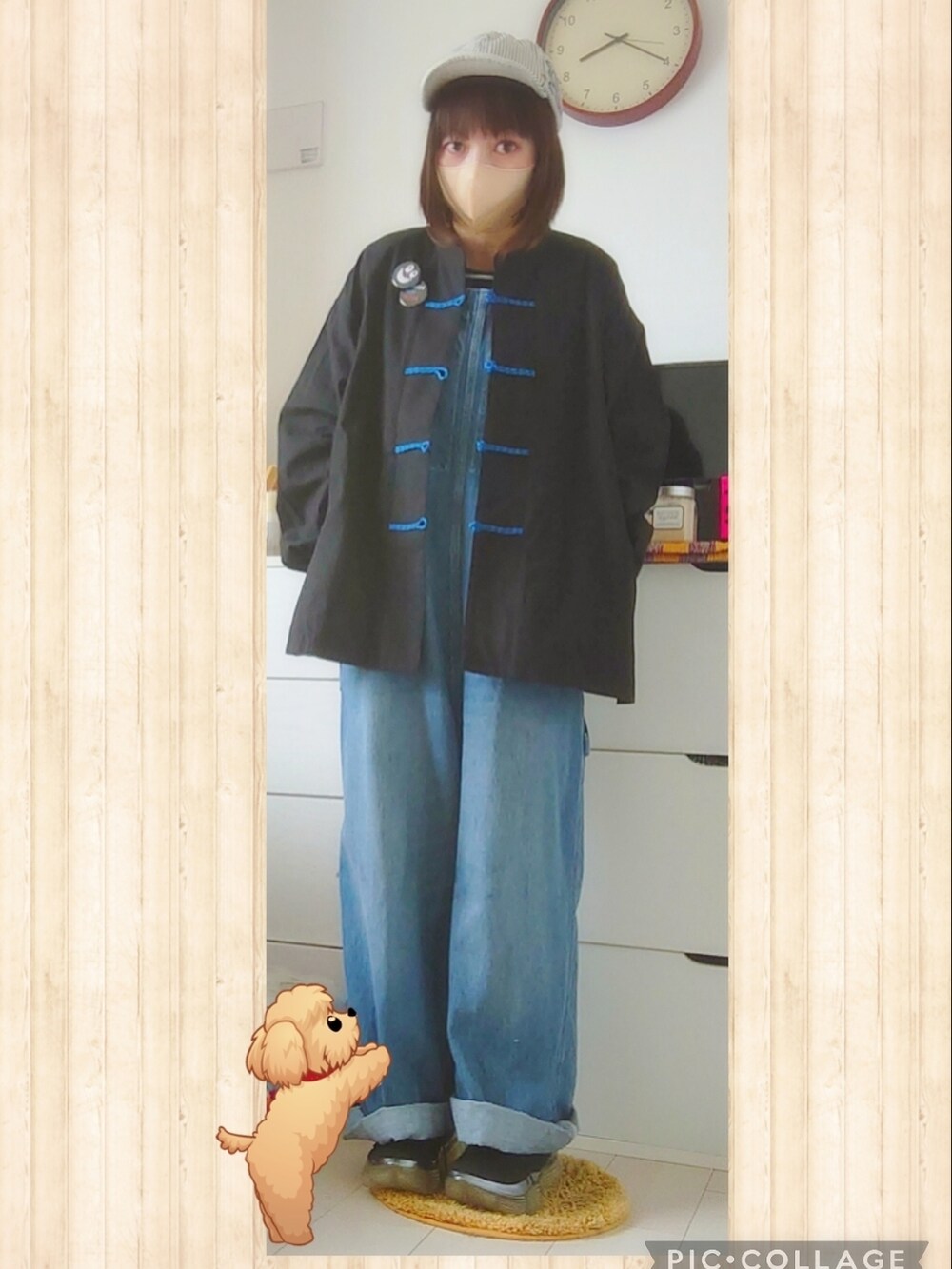 ブラック系のシャツ/ブラウス、ブルー系のサロペット/オーバーオール、ブラック系のスニーカーを着用したレディースの春コーディネートの2枚目の写真