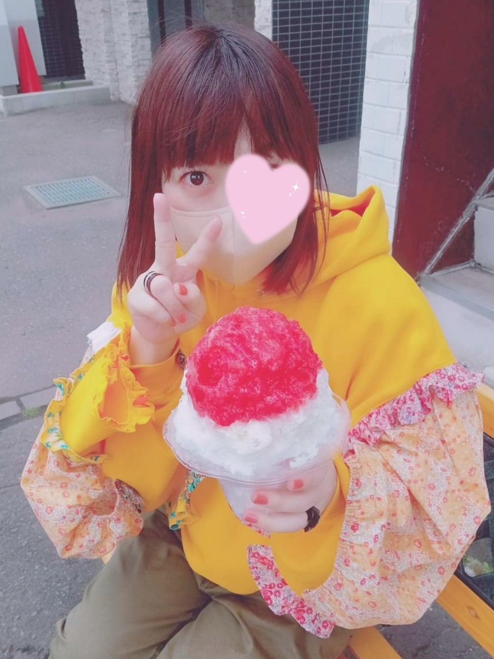 ベージュ系のスニーカー、イエロー系のパーカー、グリーン系のカーゴパンツを着用したレディースの夏コーディネートの2枚目の写真