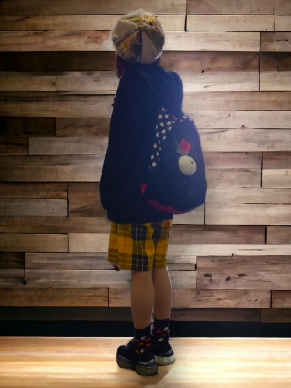 ブラック系のパーカー、イエロー系のその他パンツ、ブラック系のスニーカーを着用したレディースの秋コーディネートの2枚目の写真