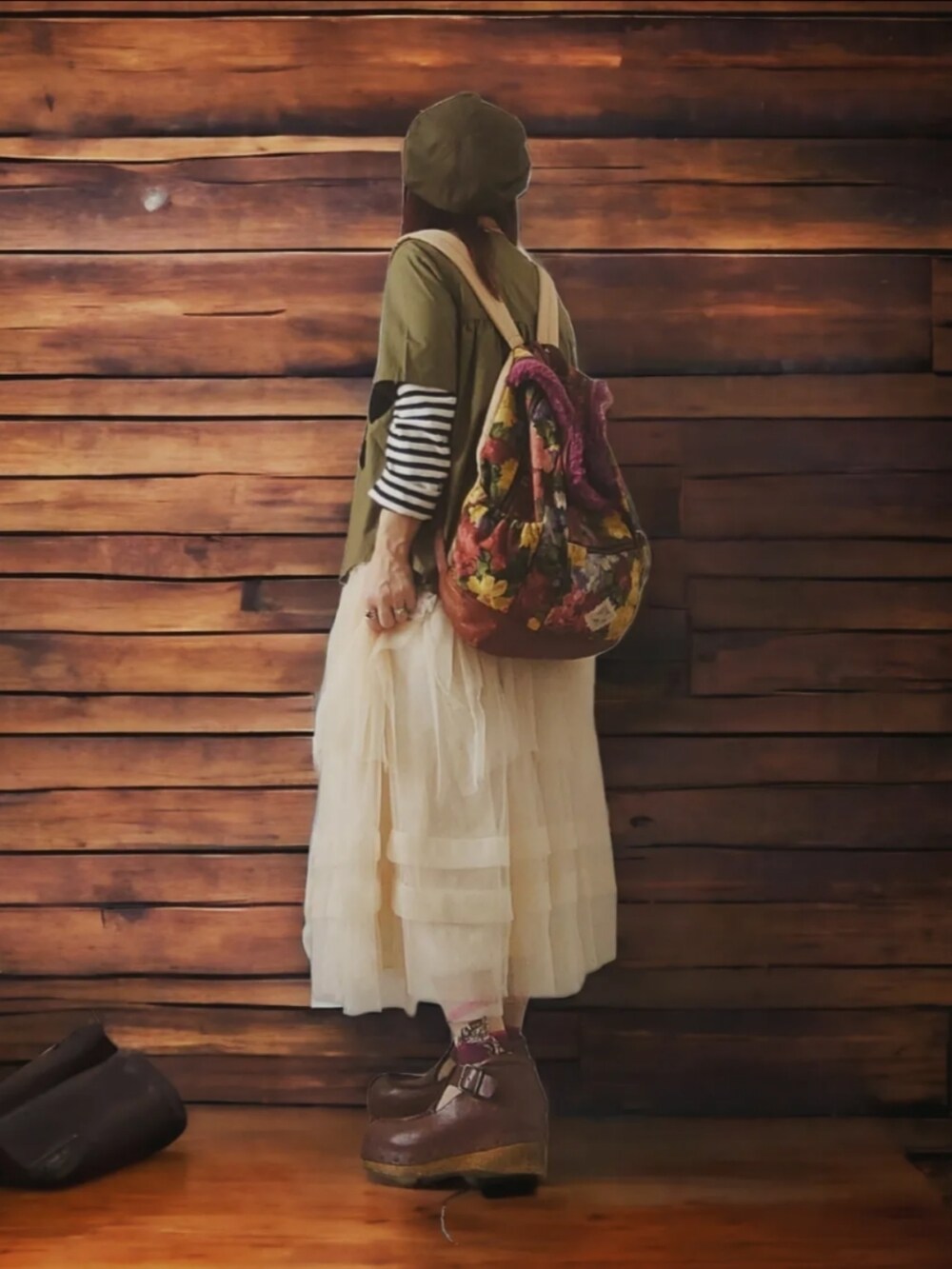 ベージュ系のスカート、ブラウン系のスニーカー、グリーン系のシャツ/ブラウスを着用したレディースの夏コーディネートの2枚目の写真