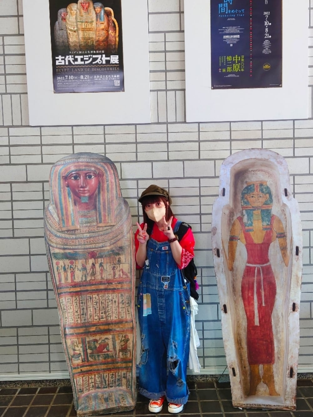 ブルー系のサロペット/オーバーオール、ブルー系のサロペット/オーバーオール、オレンジ系のスニーカーを着用したレディースの夏コーディネートの2枚目の写真