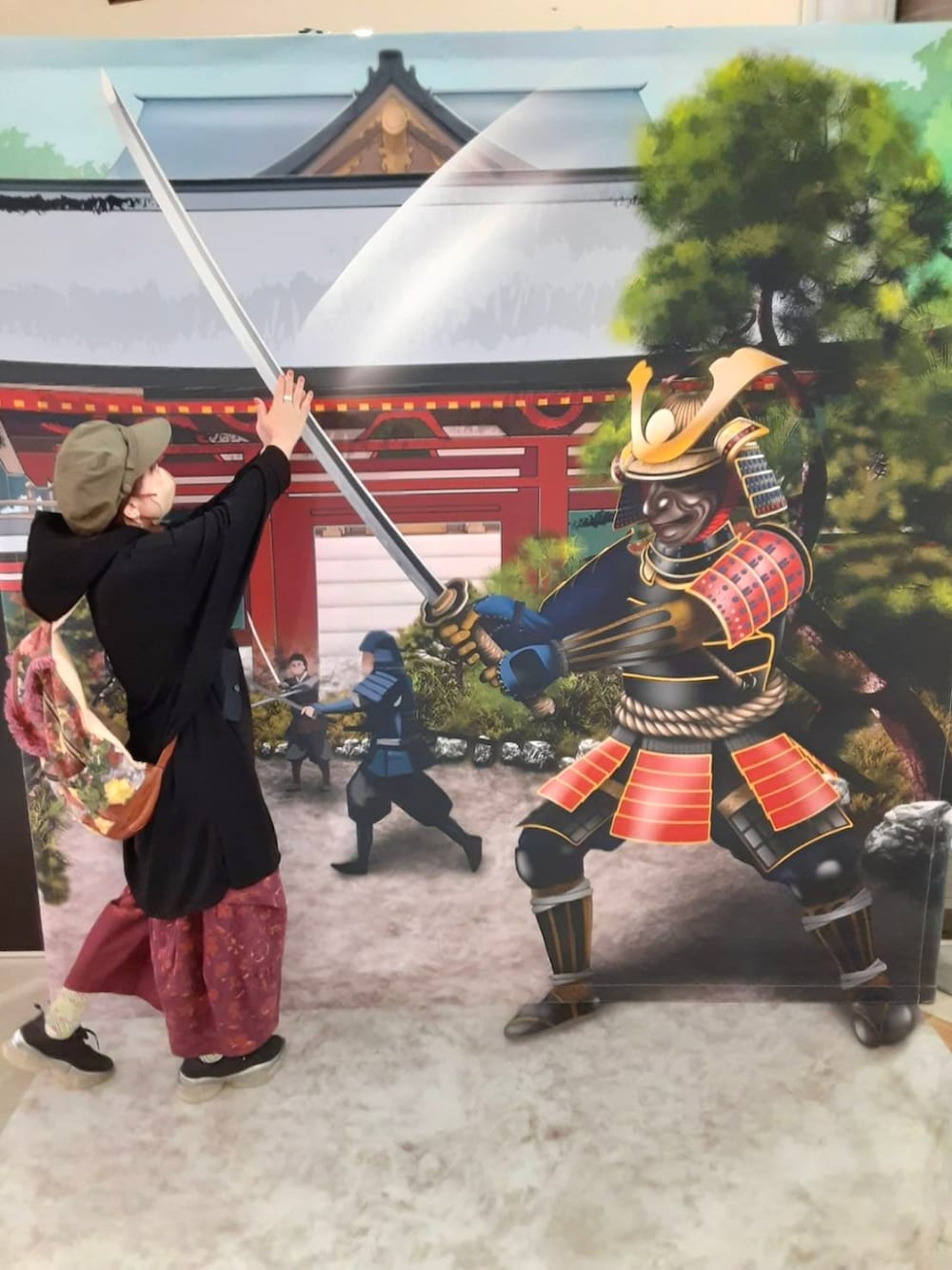 レッド系のその他パンツ、ブラック系のワンピース、ブラック系のスニーカーを着用したレディースの秋コーディネートの2枚目の写真