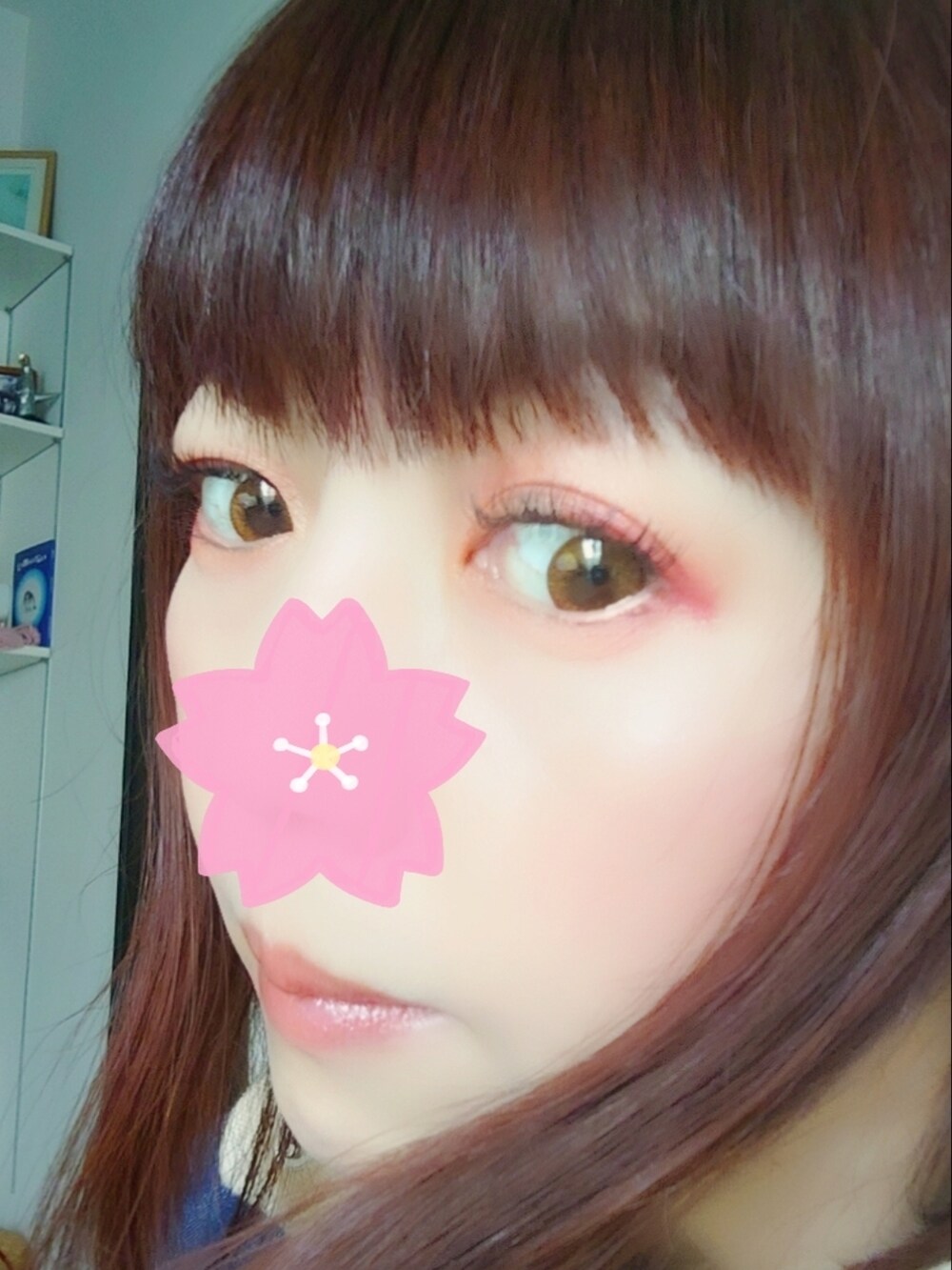 オレンジ系のスニーカー、ブルー系のワンピース、オレンジ系のシャツ/ブラウスを着用したレディースの春コーディネートの2枚目の写真