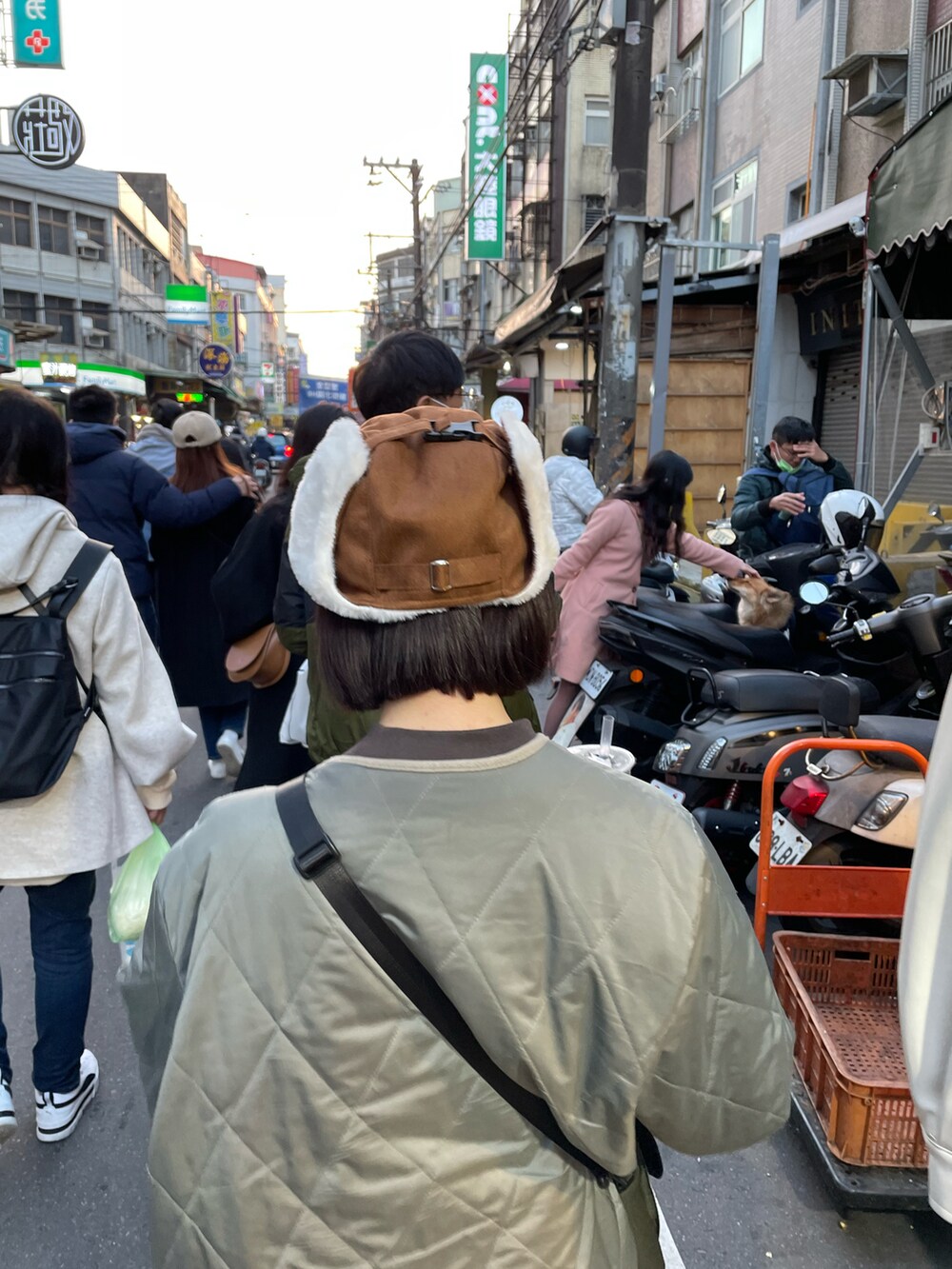 ブラウン系のその他シューズ、ブラウン系の帽子を着用したレディースの冬コーディネートの2枚目の写真