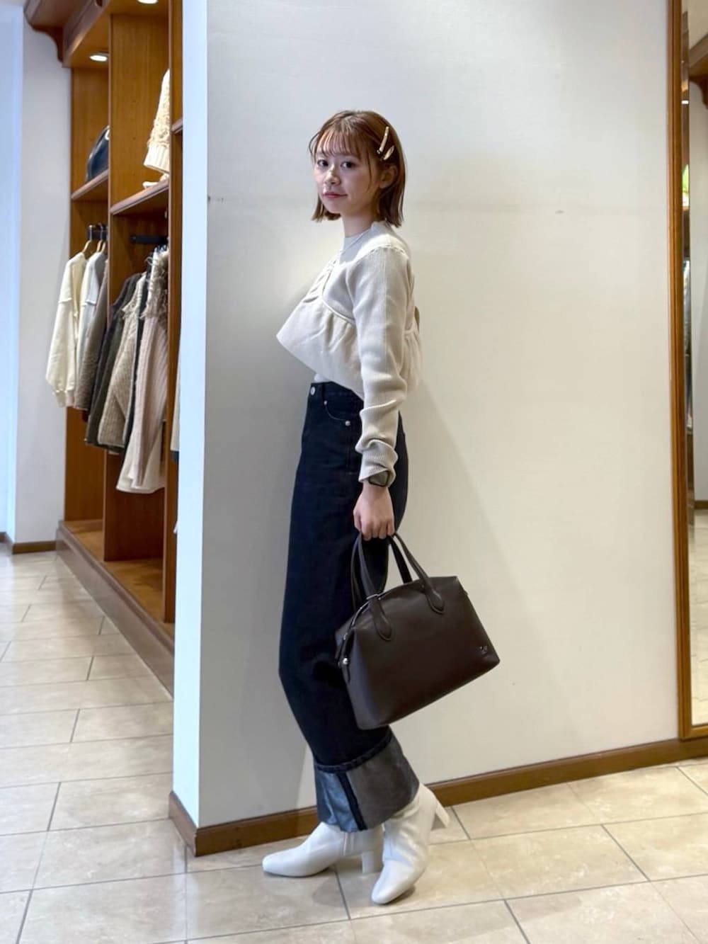「カジュアル、着痩せ・細見え、個性派、公認インフルエンサー_LOWRYS FARM、LOWRYS FARM、大人女子カジュアル_LOWRYS FARM、大人カジュアル、ゆったり、着痩せ、差し色コーデ、デート/ロマンティック、デートコーデ、旅行、女子会、女子ウケ」|「LOWRYS FARMのビーズリボンネックレス 108459(ネックレス、ホワイト系)」を使った、omakiiさん(レディース・160cm)の冬コーディネートの2枚目の写真