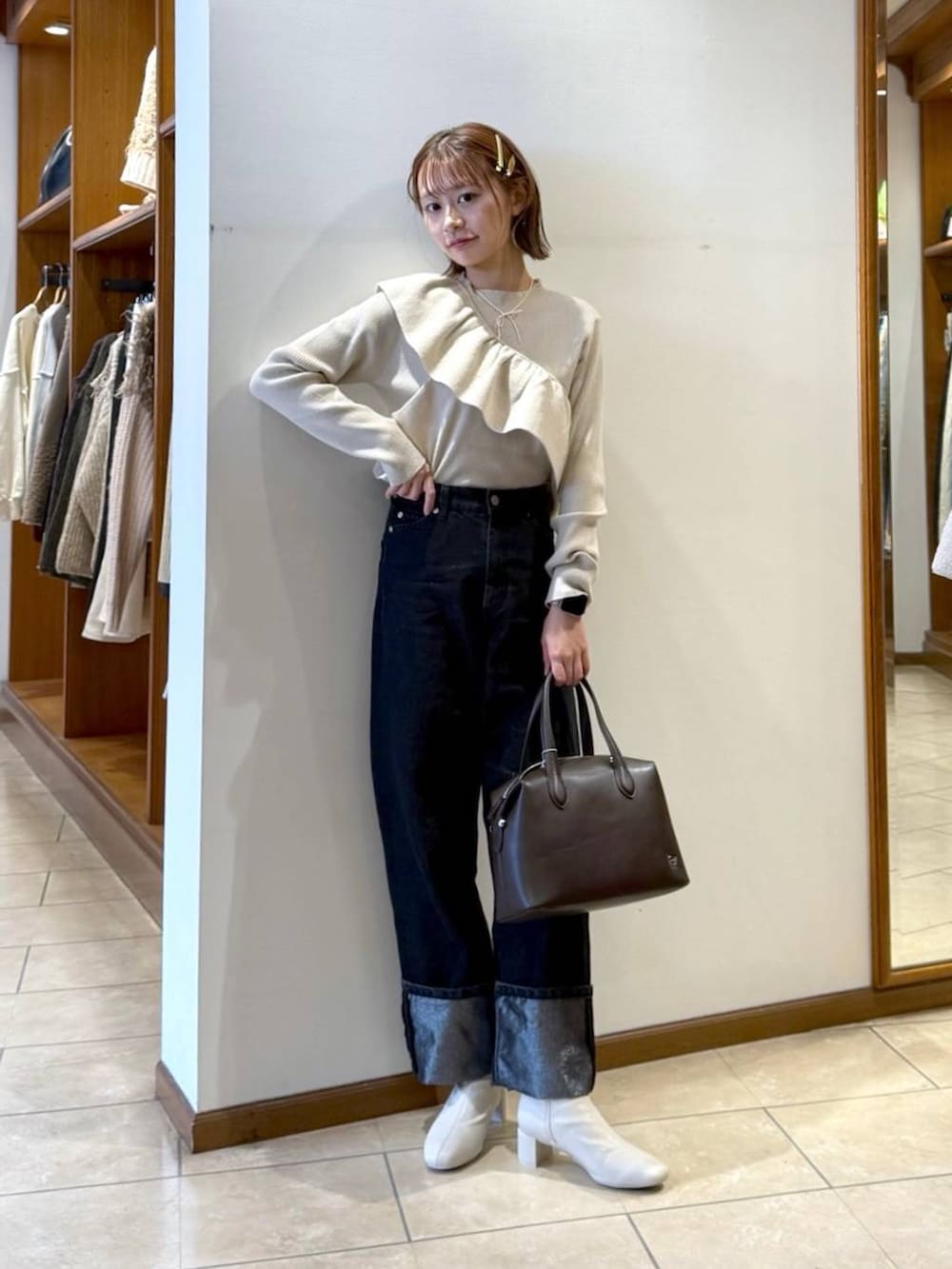 「カジュアル、着痩せ・細見え、個性派、公認インフルエンサー_LOWRYS FARM、LOWRYS FARM、大人女子カジュアル_LOWRYS FARM、大人カジュアル、ゆったり、着痩せ、差し色コーデ、デート/ロマンティック、デートコーデ、旅行、女子会、女子ウケ」|「LOWRYS FARMのビーズリボンネックレス 108459(ネックレス、ホワイト系)」を使った、omakiiさん(レディース・160cm)の冬コーディネートの3枚目の写真