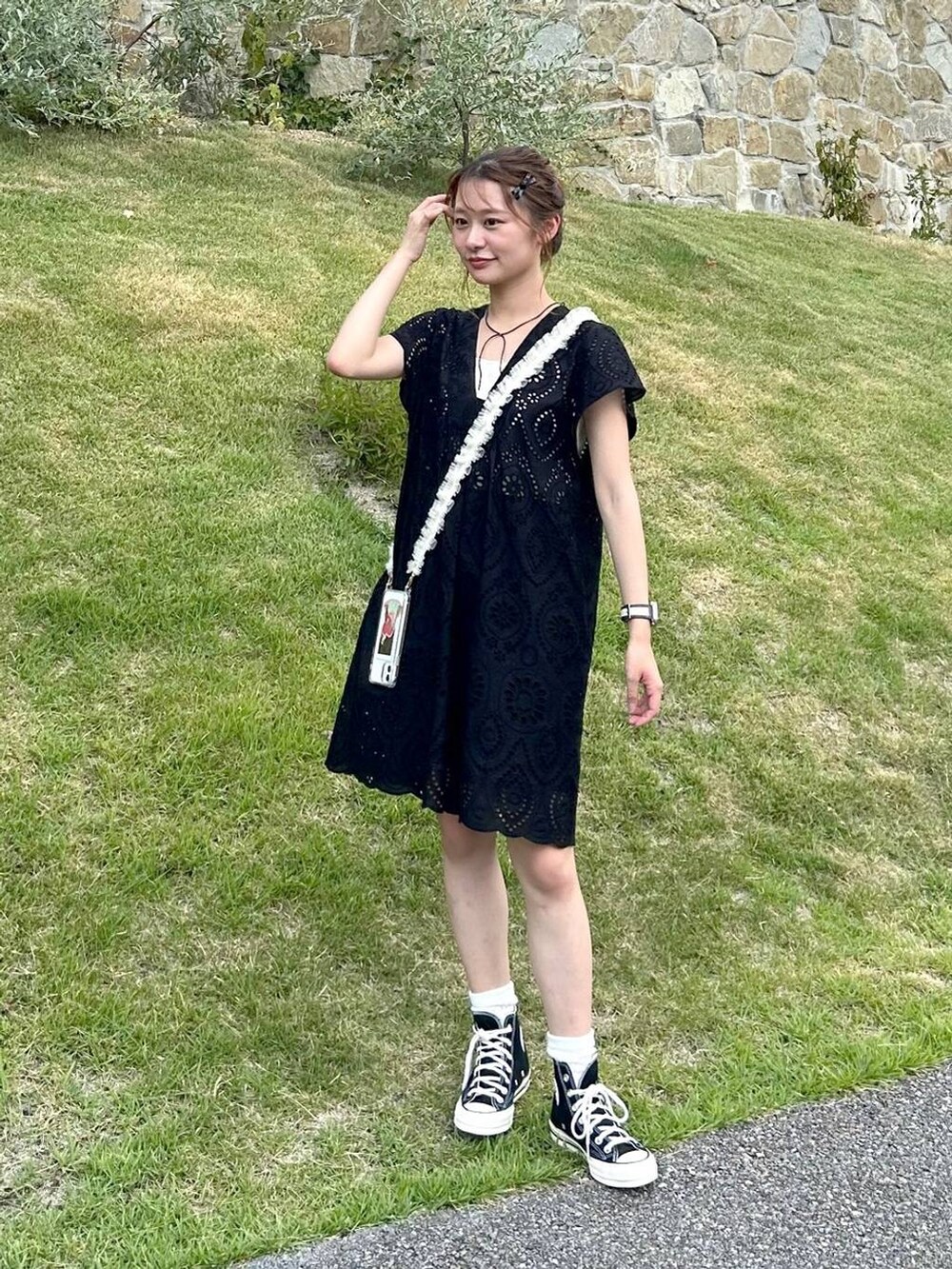 「カジュアル、着痩せ・細見え、個性派、公認インフルエンサー_LOWRYS FARM、LOWRYS FARM、大人女子カジュアル_LOWRYS FARM、Me%、大人カジュアル、ゆったり、ワンピース、スニーカー、夏コーデ、デート/ロマンティック、デートコーデ、旅行」｜「Me%のスリムチュールモバイルショルダー　114244（スマホグッズ、ホワイト系）」を使った、omakiiさん（レディース・160cm）の夏コーディネートの3枚目の写真