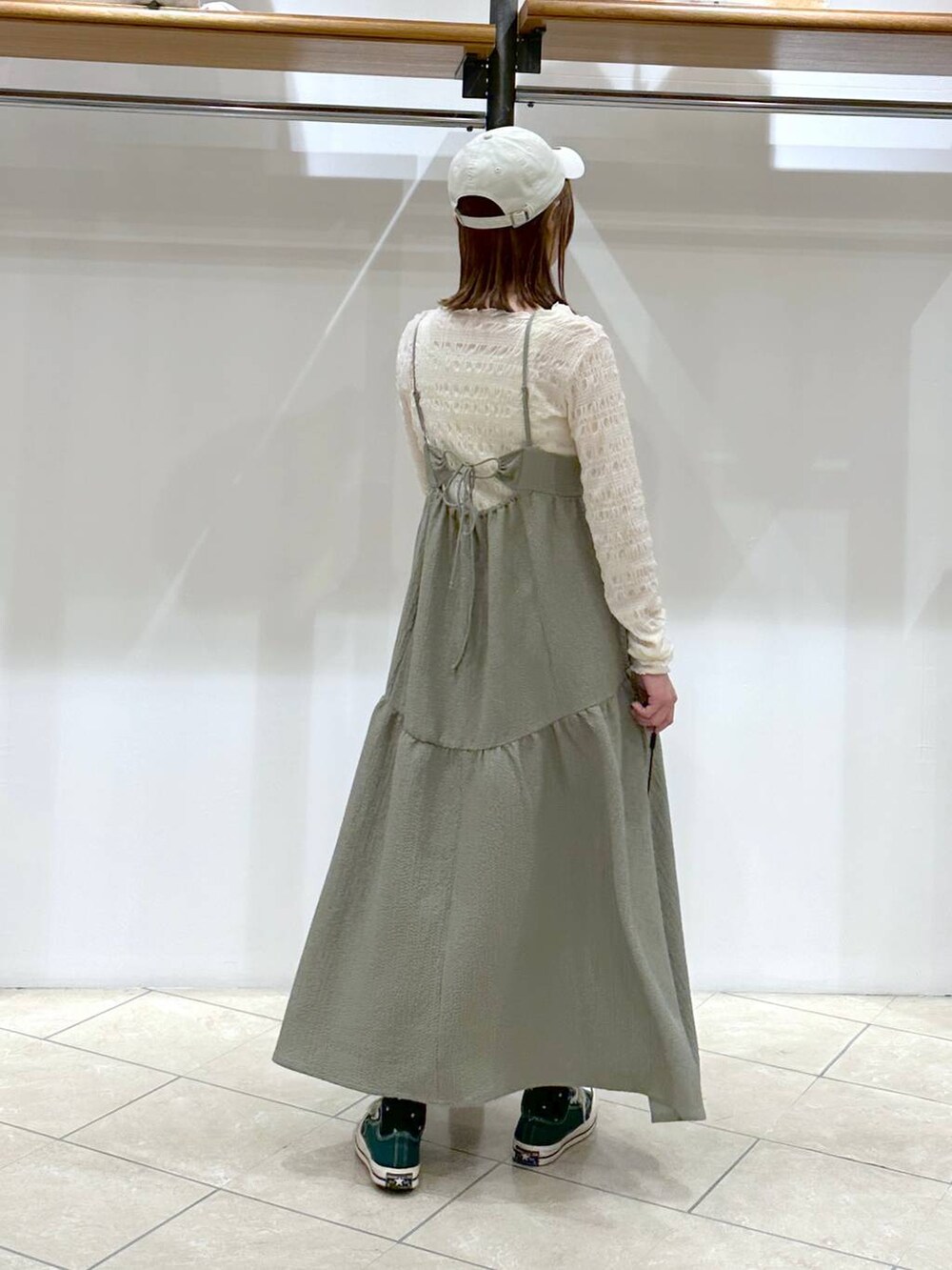 「女子旅、デートコーデ、旅行、LOWRYS FARM、女子ウケ、カーディガン、ワンピース、デート/ロマンティック、大人女子カジュアル_LOWRYS FARM、女子会、カジュアル、着痩せ・細見え、個性派、公認インフルエンサー_LOWRYS FARM、ローリーズスタイル_LOWRYS FARM」｜「LOWRYS FARMのティアードポコキャミワンピース　102200（ワンピース、グリーン系）」を使った、omakiiさん（レディース・160cm）の春コーディネートの3枚目の写真
