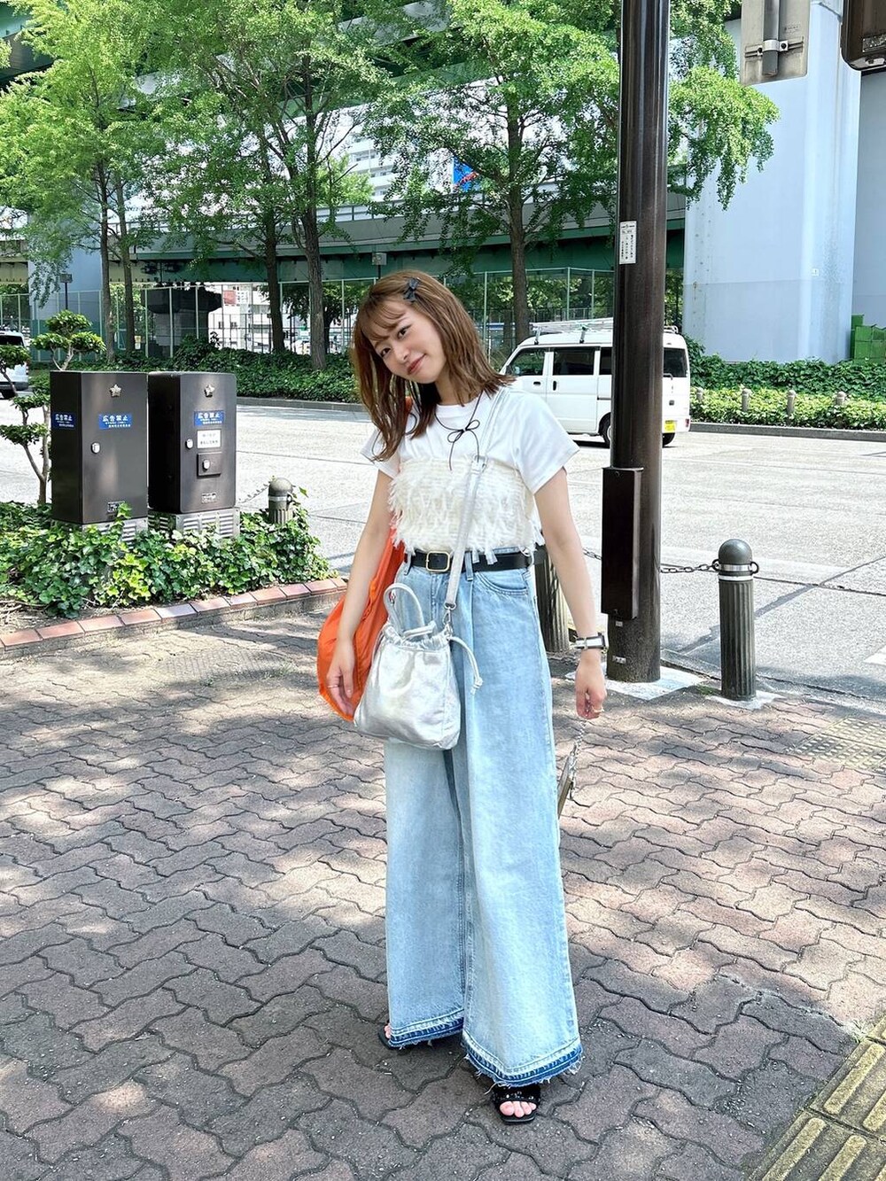 「カジュアル、着痩せ・細見え、個性派、公認インフルエンサー_LOWRYS FARM、ローファー、大人女子カジュアル_LOWRYS FARM、大人カジュアル、ゆったり、着痩せ、差し色コーデ、デートコーデ、デート/ロマンティック、ビスチェ、Tシャツ、デニムパンツ」|「LOWRYS FARMのフライスチビTシャツSS 111954(Tシャツ/カットソー、ホワイト系)」を使った、omakiiさん(レディース・160cm)の夏コーディネートの3枚目の写真