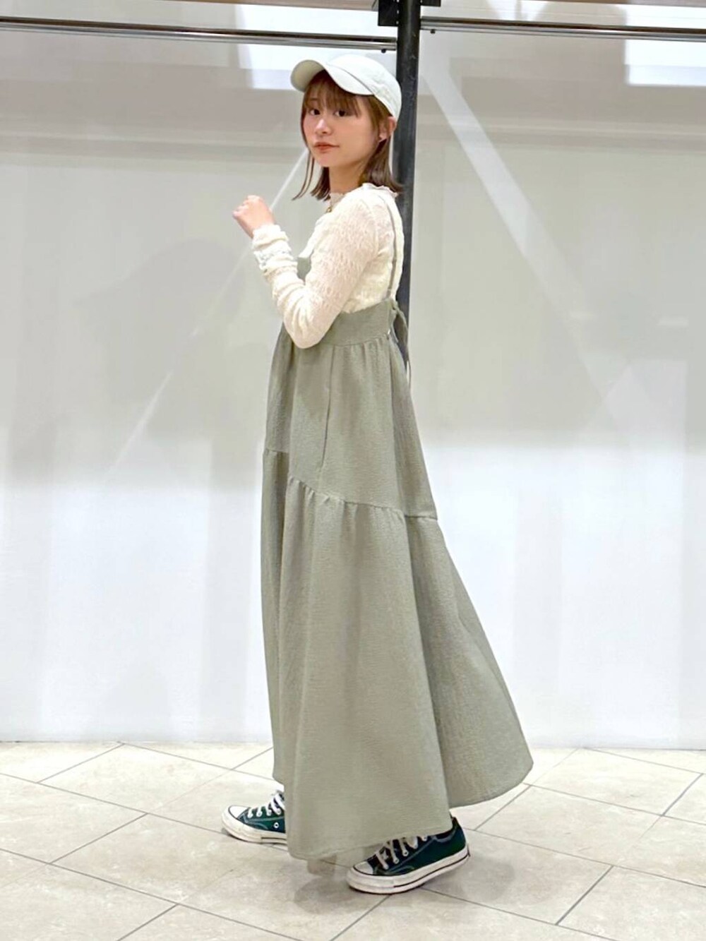 「女子旅、デートコーデ、旅行、LOWRYS FARM、女子ウケ、カーディガン、ワンピース、デート/ロマンティック、大人女子カジュアル_LOWRYS FARM、女子会、カジュアル、着痩せ・細見え、個性派、公認インフルエンサー_LOWRYS FARM、ローリーズスタイル_LOWRYS FARM」｜「LOWRYS FARMのティアードポコキャミワンピース　102200（ワンピース、グリーン系）」を使った、omakiiさん（レディース・160cm）の春コーディネートの2枚目の写真