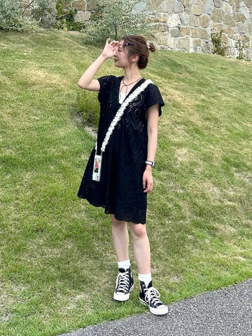 「カジュアル、着痩せ・細見え、個性派、公認インフルエンサー_LOWRYS FARM、LOWRYS FARM、大人女子カジュアル_LOWRYS FARM、Me%、大人カジュアル、ゆったり、ワンピース、スニーカー、夏コーデ、デート/ロマンティック、デートコーデ、旅行」｜「Me%のスリムチュールモバイルショルダー　114244（スマホグッズ、ホワイト系）」を使った、omakiiさん（レディース・160cm）の夏コーディネートの4枚目の写真