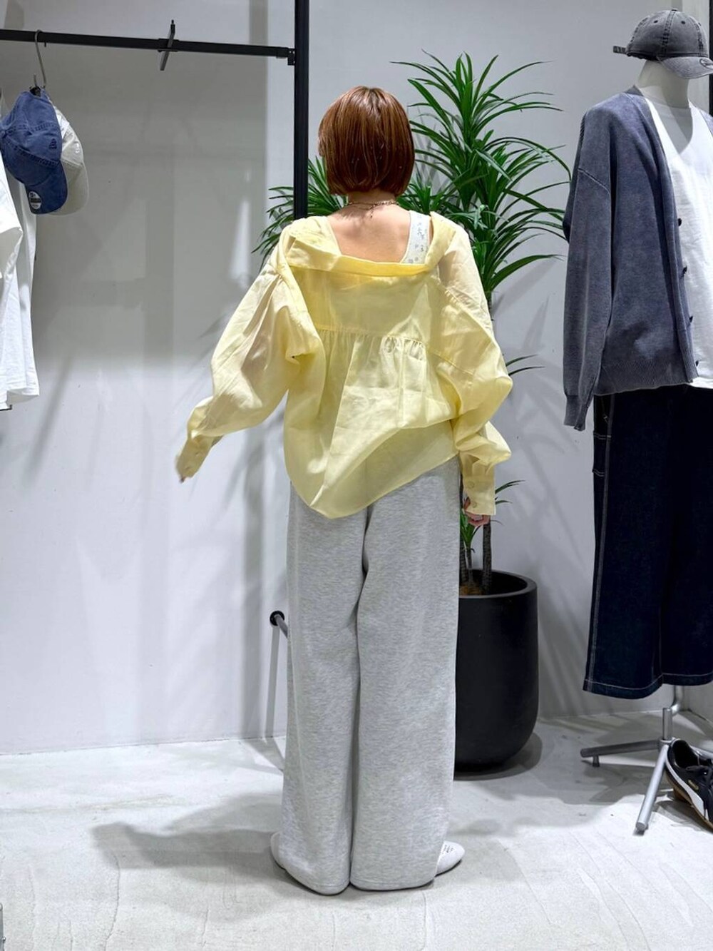 イエロー系のシャツ/ブラウス、ホワイト系のスニーカー、グレー系のスウェットパンツを着用したレディースの春コーディネートの3枚目の写真