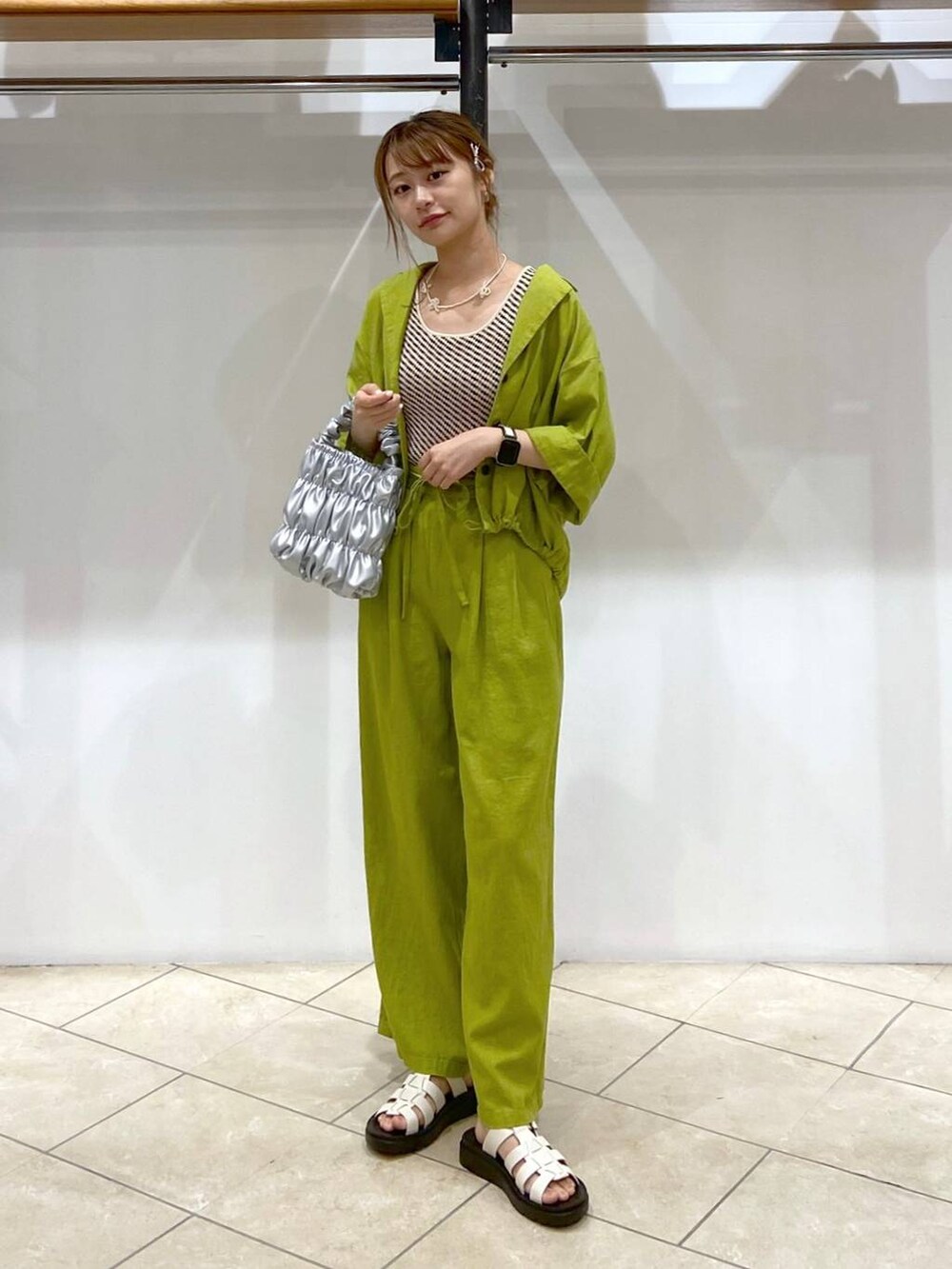 「シャツ、カジュアル、着痩せ・細見え、個性派、公認インフルエンサー_LOWRYS FARM、大人女子カジュアル_LOWRYS FARM、ゆったり、デート/ロマンティック、デートコーデ、セットアップ、ワイドパンツ、ローリーズスタイル_LOWRYS FARM、LOWRYS FARM、着痩せ、差し色コーデ」|「LOWRYS FARMのガラニットタンク 104784(Tシャツ/カットソー、ホワイト系)」を使った、omakiiさん(レディース・160cm)の夏コーディネートの5枚目の写真