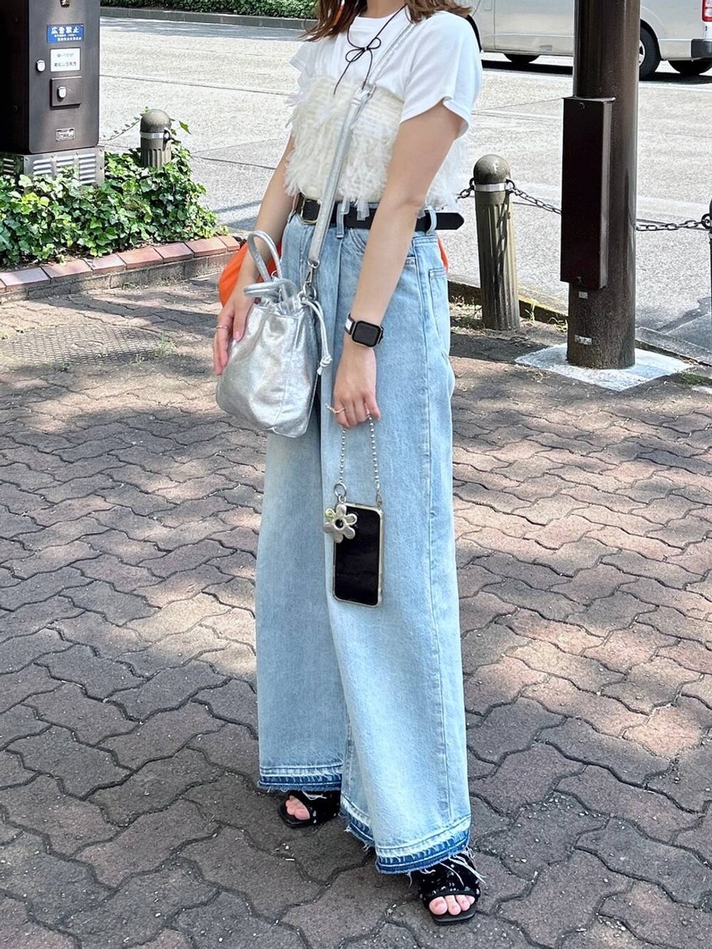 「カジュアル、着痩せ・細見え、個性派、公認インフルエンサー_LOWRYS FARM、ローファー、大人女子カジュアル_LOWRYS FARM、大人カジュアル、ゆったり、着痩せ、差し色コーデ、デートコーデ、デート/ロマンティック、ビスチェ、Tシャツ、デニムパンツ」|「LOWRYS FARMのフライスチビTシャツSS 111954(Tシャツ/カットソー、ホワイト系)」を使った、omakiiさん(レディース・160cm)の夏コーディネートの4枚目の写真
