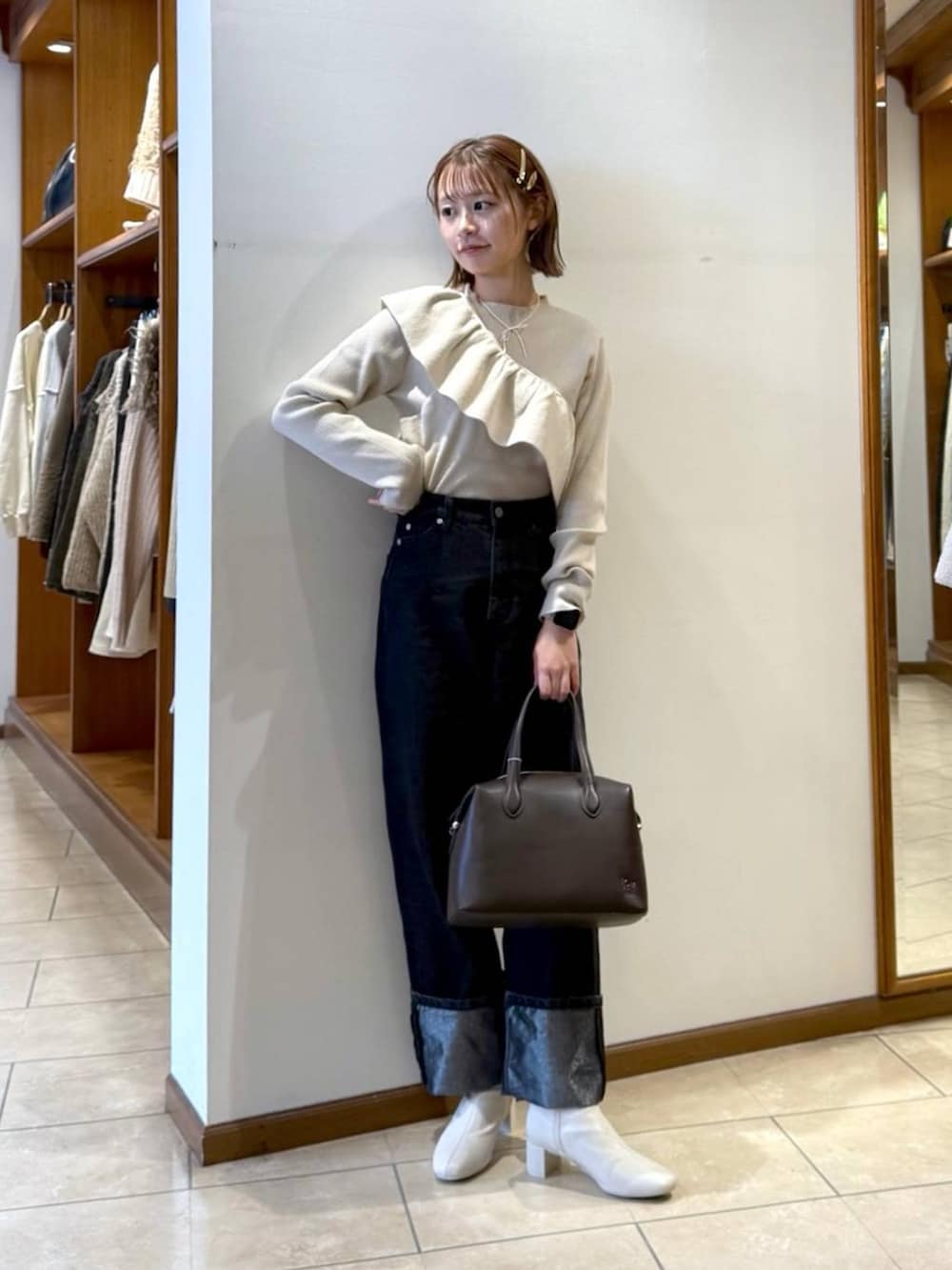 「カジュアル、着痩せ・細見え、個性派、公認インフルエンサー_LOWRYS FARM、LOWRYS FARM、大人女子カジュアル_LOWRYS FARM、大人カジュアル、ゆったり、着痩せ、差し色コーデ、デート/ロマンティック、デートコーデ、旅行、女子会、女子ウケ」|「LOWRYS FARMのビーズリボンネックレス 108459(ネックレス、ホワイト系)」を使った、omakiiさん(レディース・160cm)の冬コーディネートの4枚目の写真
