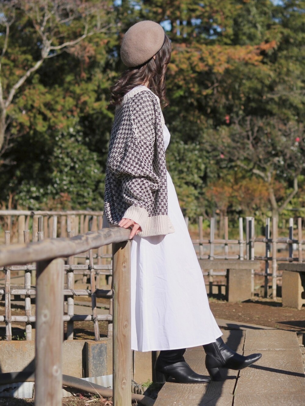 「春カラー、ゆるコーデ、モノトーン、オーバーサイズ、ボレロ、カーディガン、プチプラコーデ、シャツワンピ、ワンピース、ベレー帽」｜「tiptopの前後2wayニットカーディガン（カーディガン/ボレロ、ホワイト系）」を使った、お月 ⸝⋆さん（レディース・162cm）の冬コーディネートの2枚目の写真