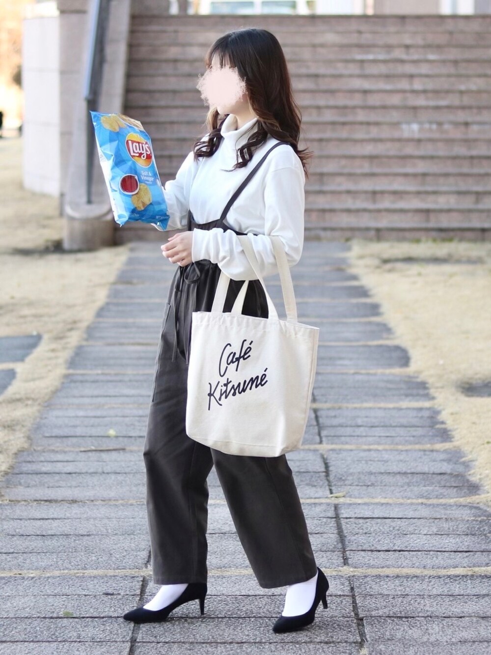 ブラック系のその他パンツ、ホワイト系のTシャツ/カットソー、ブラック系のパンプスを着用したレディースの春コーディネートの2枚目の写真