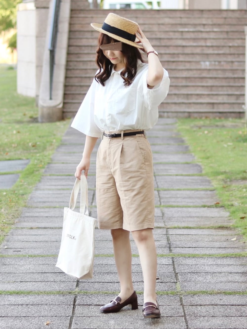 ホワイト系のシャツ/ブラウス、ベージュ系のパンツ、ホワイト系のトートバッグを着用したレディースの春コーディネートの2枚目の写真