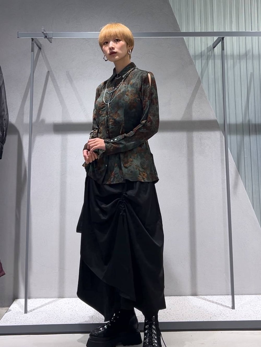 ブラック系のサンダル、グリーン系のシャツ/ブラウス、ブラック系のスカートを着用したレディースの夏コーディネートの2枚目の写真