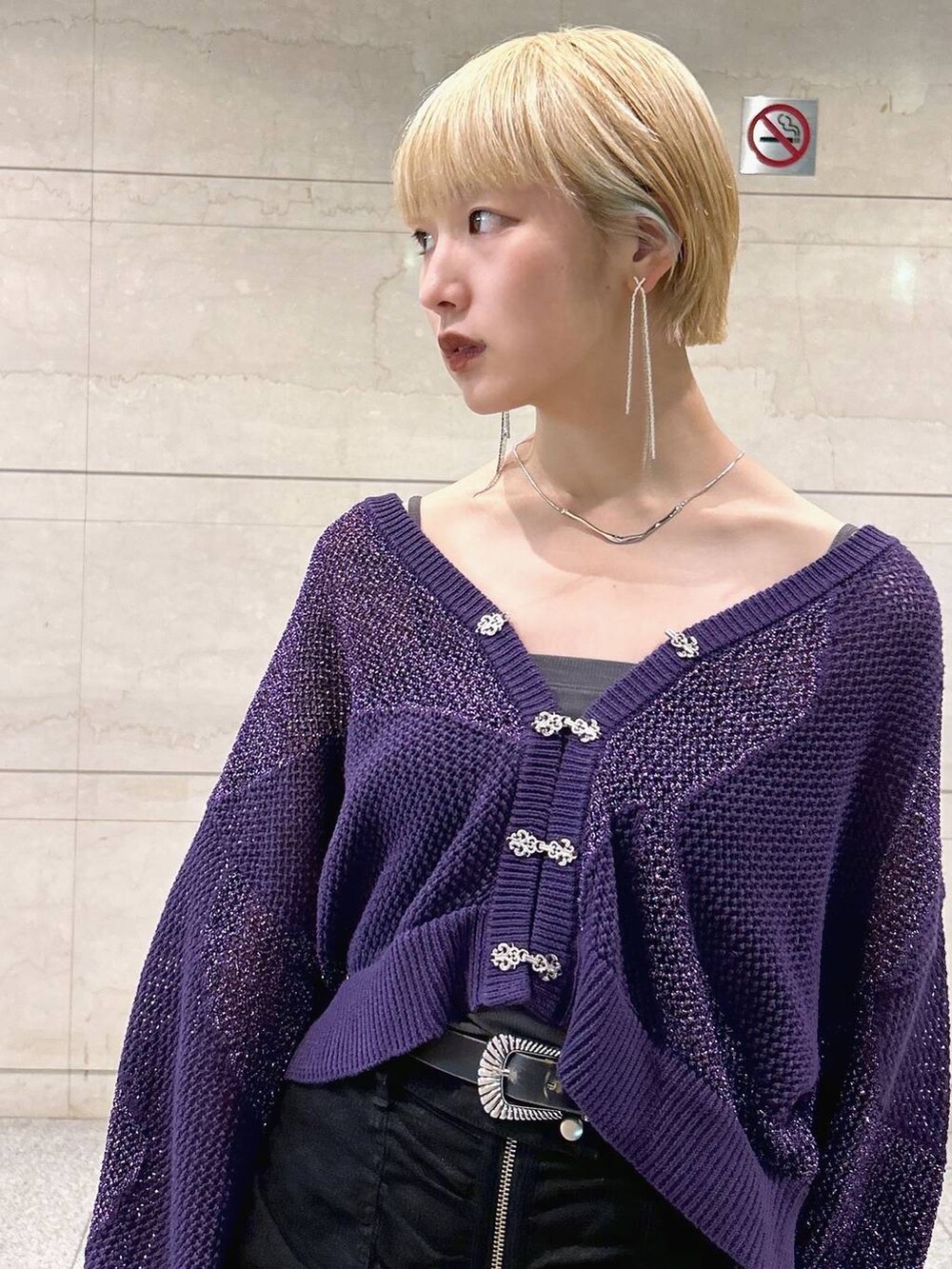 パープル系のカーディガン/ボレロ、ブラック系のスカート、ブラック系のベルトを着用したレディースの夏コーディネートの4枚目の写真