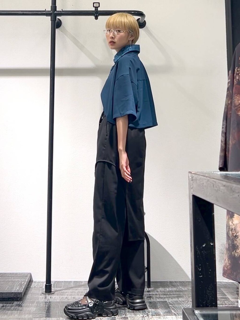 ブルー系のシャツ/ブラウス、ブラック系のスニーカー、ブラック系のその他パンツを着用したレディースの夏コーディネートの3枚目の写真