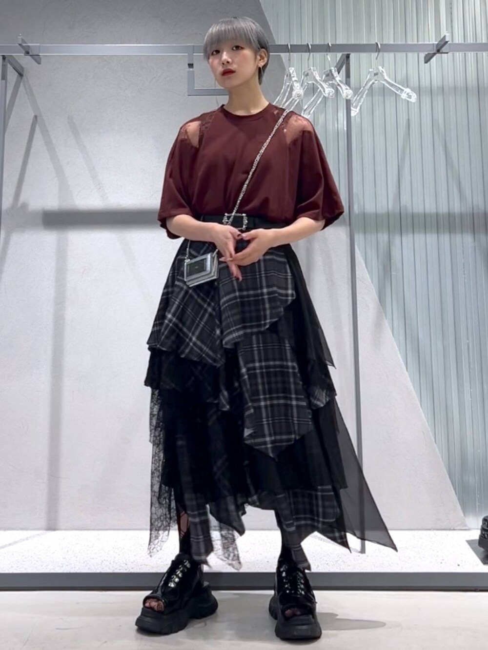 ブラック系のサンダル、レッド系のTシャツ/カットソー、ブラック系のスカートを着用したレディースの夏コーディネートの3枚目の写真