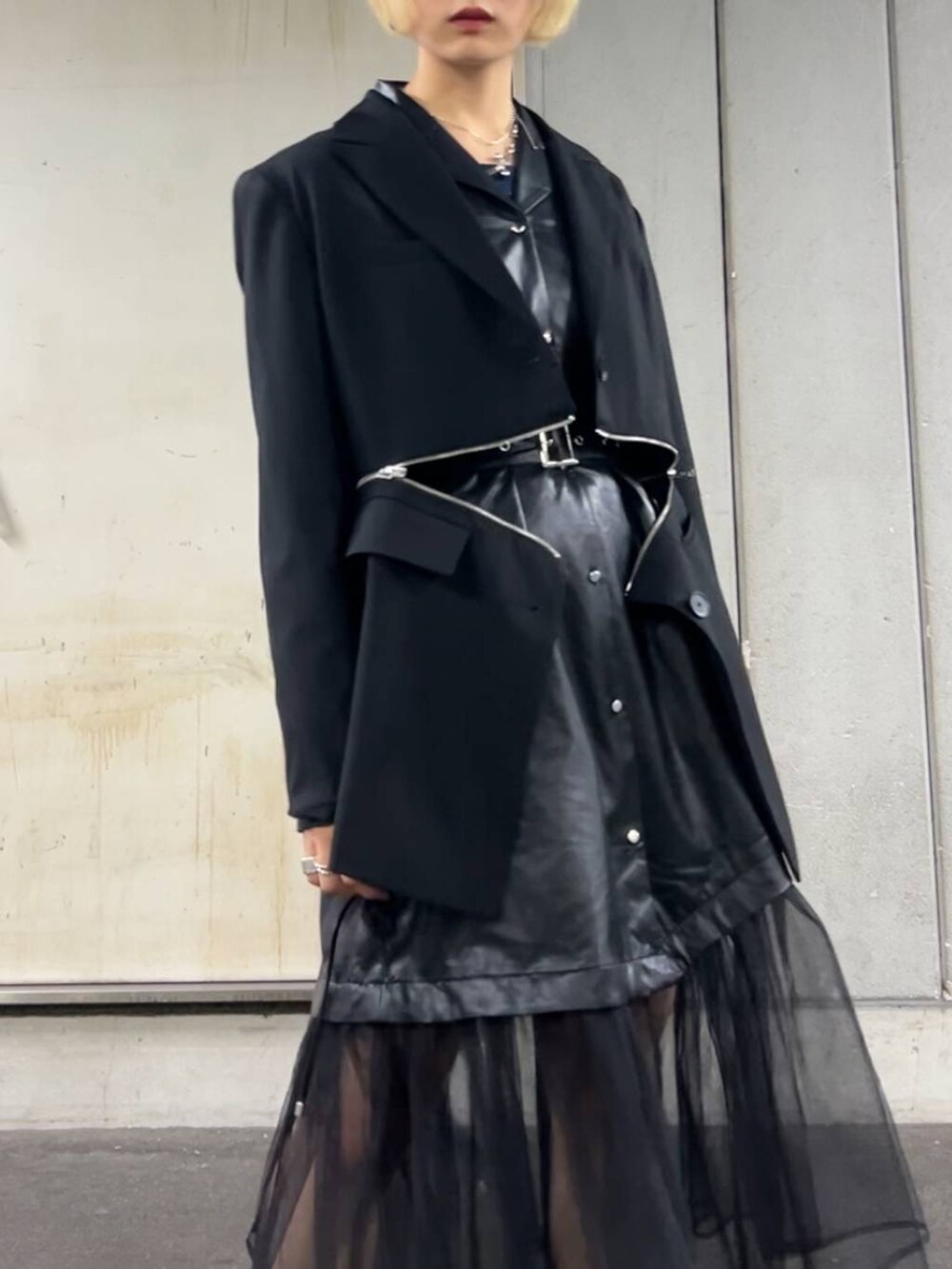 ブラック系のワンピースを着用したレディースの秋コーディネートの4枚目の写真