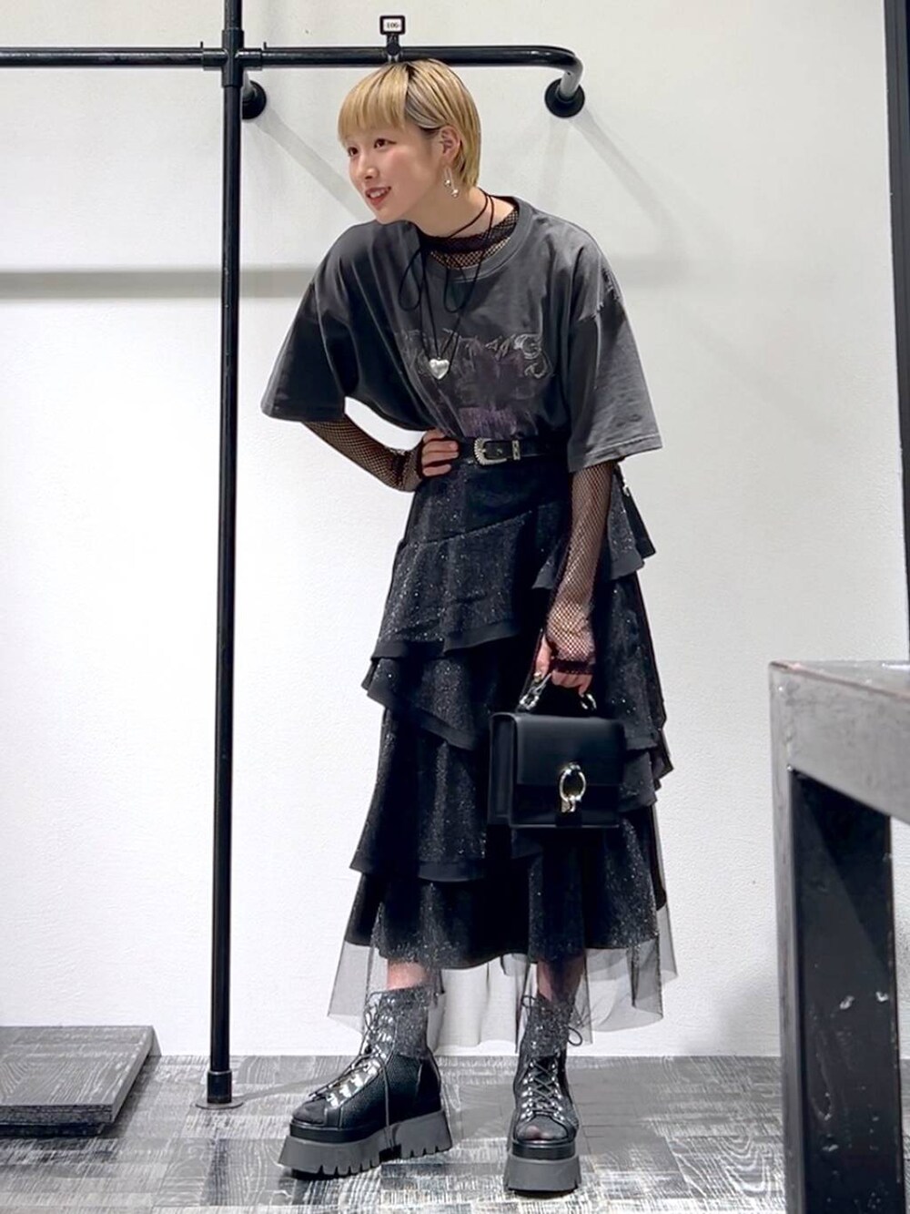 ブラック系のサンダル、ブラック系のショルダーバッグ、ブラック系のスカートを着用したレディースの春コーディネートの4枚目の写真