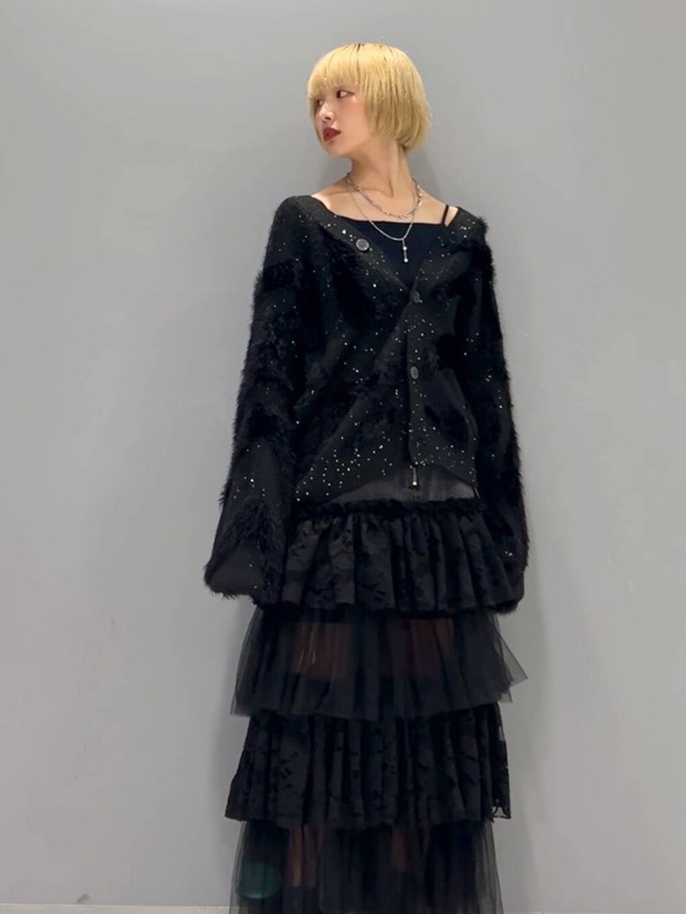 ブラック系のカーディガン/ボレロ、ブラック系のデニムスカート、シルバー系のネックレスを着用したレディースの秋コーディネートの2枚目の写真