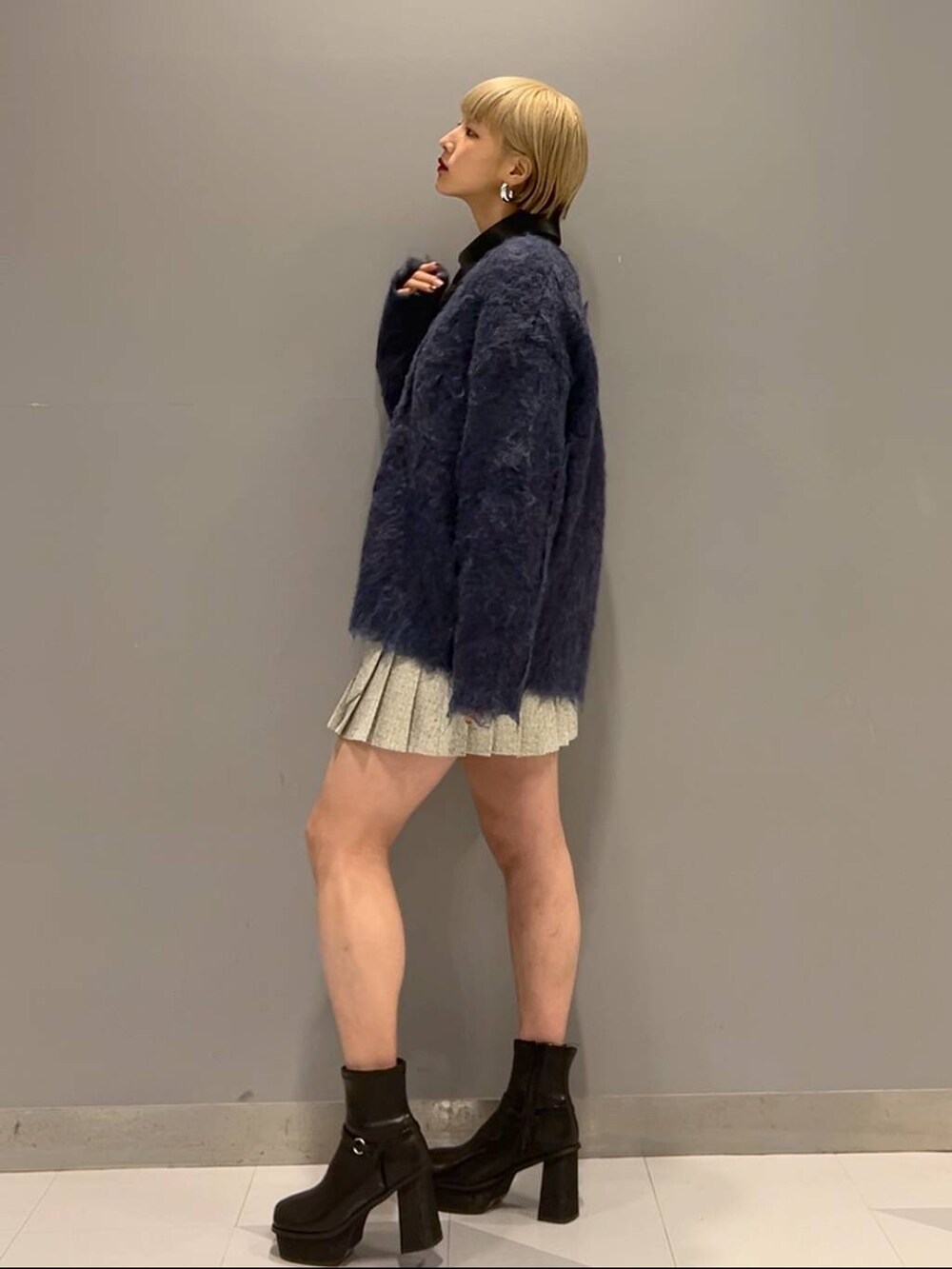 ブラック系のブーツ、ホワイト系のセットアップ、その他のシャツ/ブラウスを着用したレディースの秋コーディネートの3枚目の写真