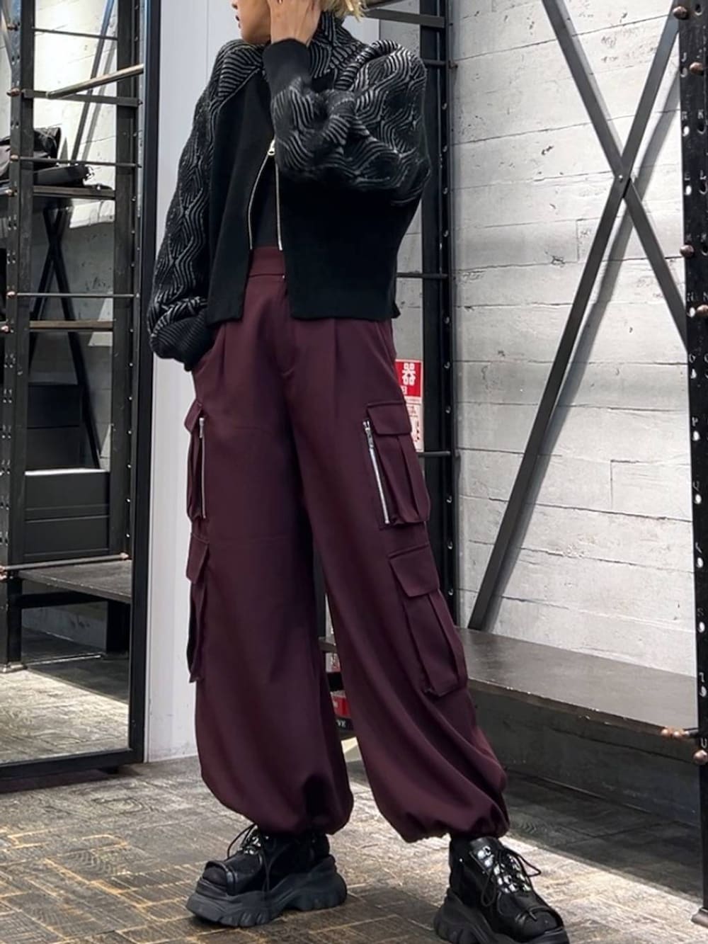 ブラック系のサンダル、レッド系のカーゴパンツ、ブラック系のカーディガン/ボレロを着用したレディースの秋コーディネートの4枚目の写真