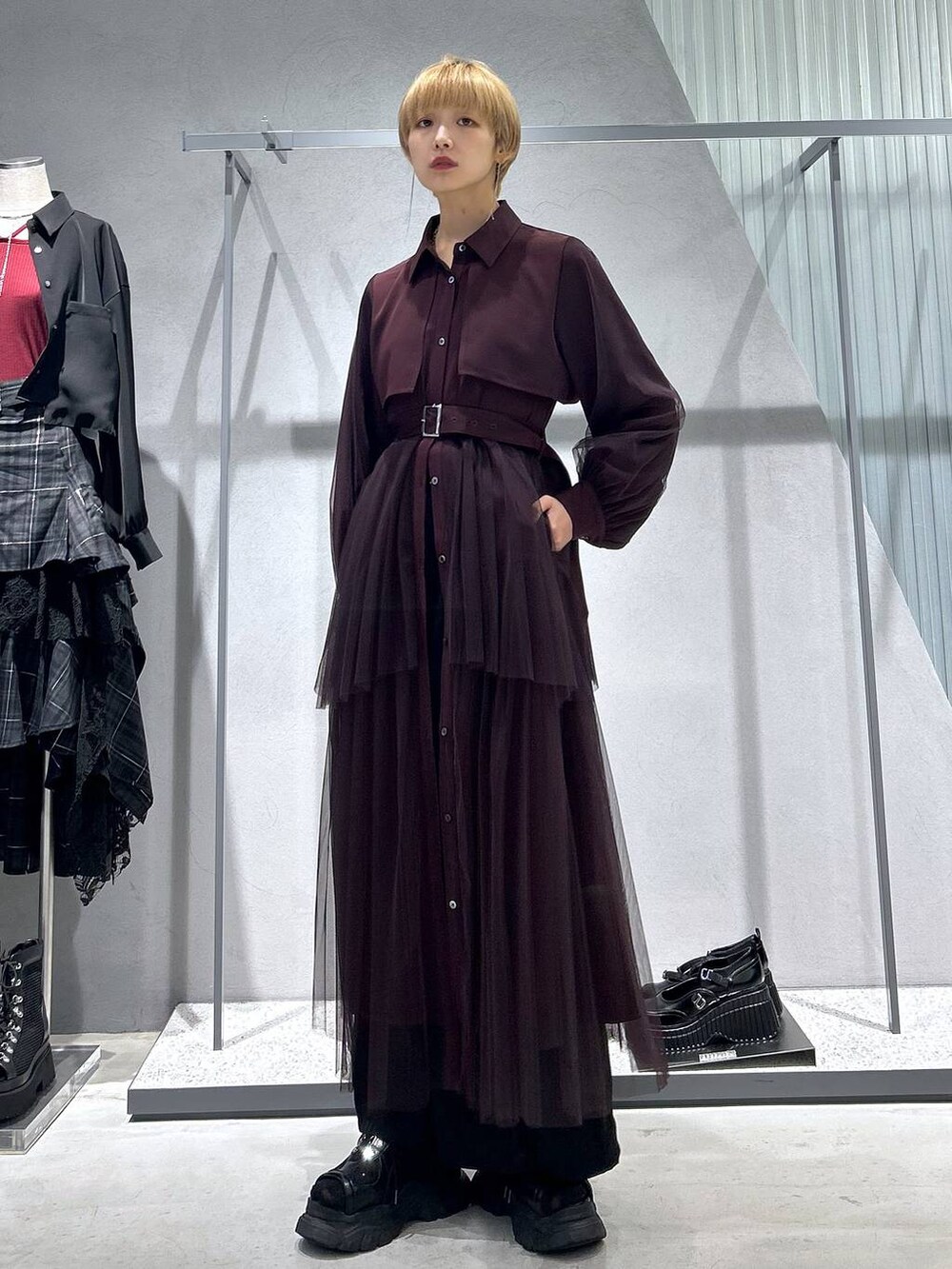 ブラック系のサンダル、レッド系のワンピース、ブラック系のその他パンツを着用したレディースの夏コーディネートの2枚目の写真