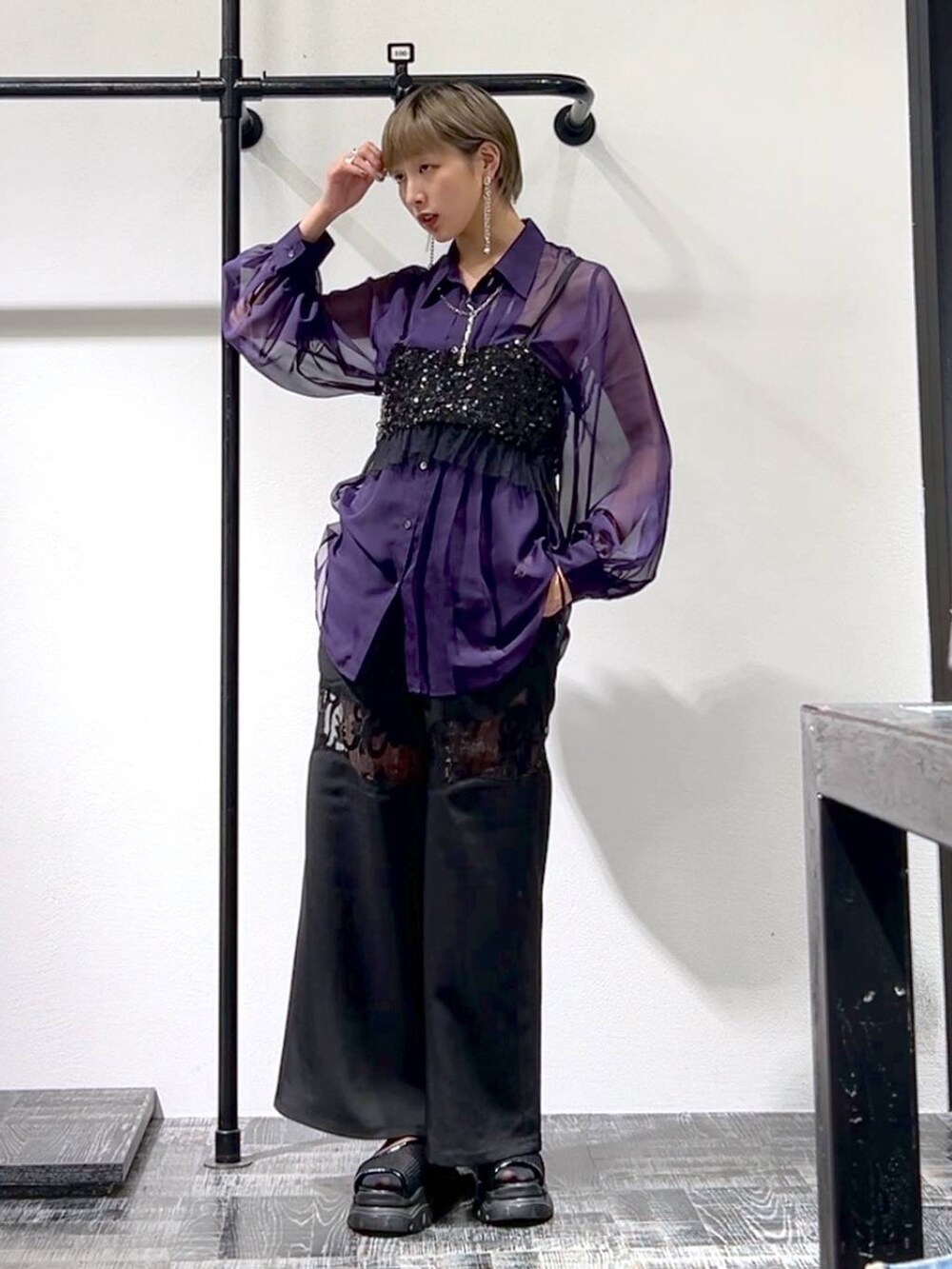 パープル系のシャツ/ブラウス、ブラック系のチューブトップ、ブラック系のその他パンツを着用したレディースの夏コーディネートの5枚目の写真