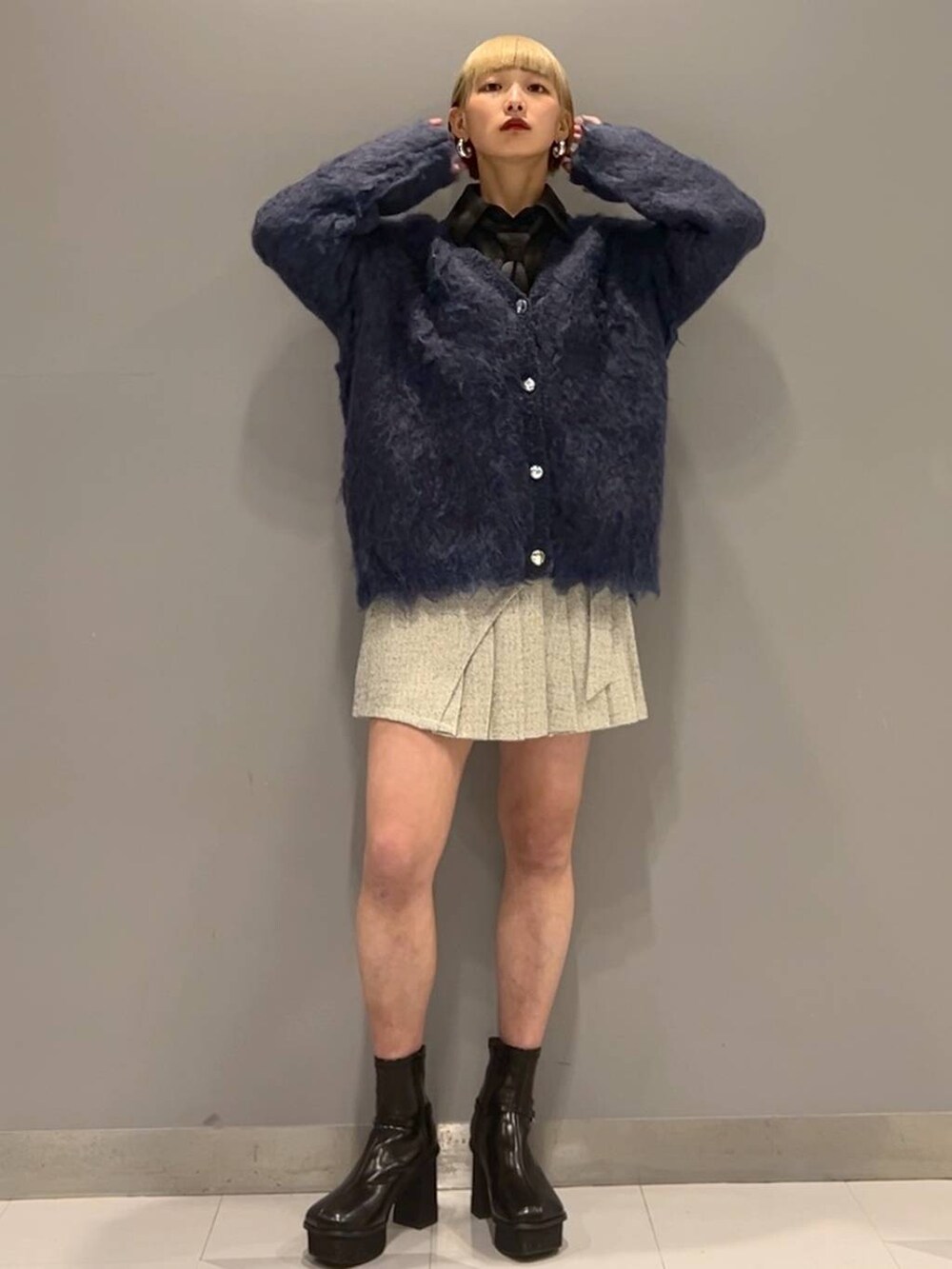 ブラック系のブーツ、ホワイト系のセットアップ、その他のシャツ/ブラウスを着用したレディースの秋コーディネートの6枚目の写真