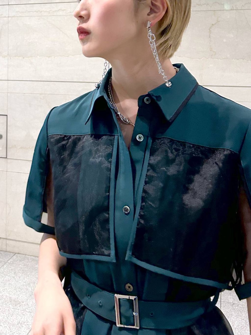 ホワイト系のサンダル、グリーン系のワンピース、シルバー系のブレスレットを着用したレディースの夏コーディネートの4枚目の写真