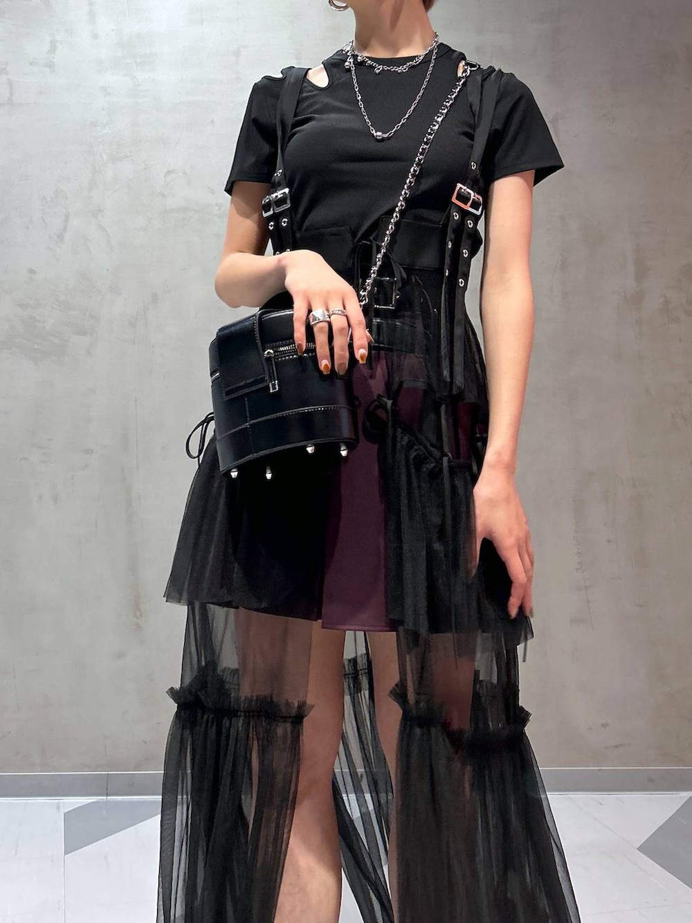 レッド系のスカート、グレー系のサンダル、パープル系のその他パンツを着用したレディースの夏コーディネートの6枚目の写真