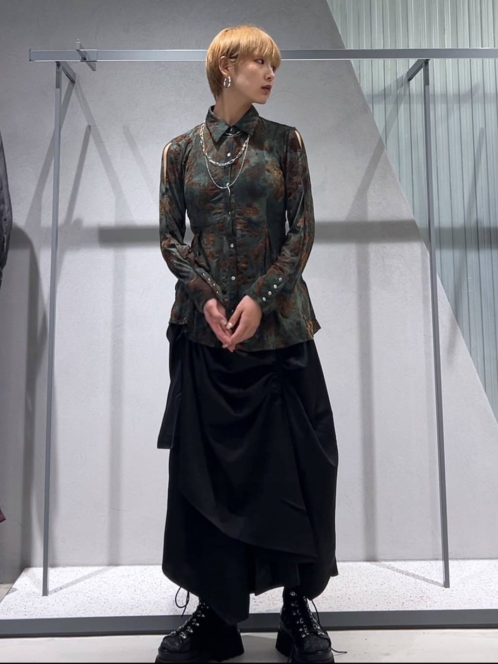 ブラック系のサンダル、グリーン系のシャツ/ブラウス、ブラック系のスカートを着用したレディースの夏コーディネートの3枚目の写真