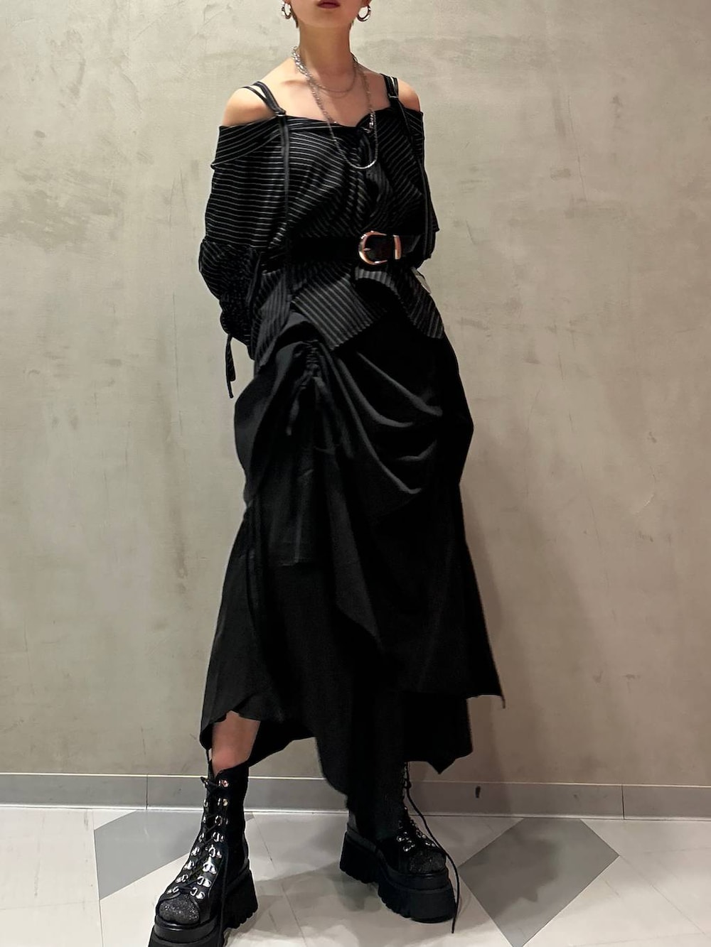 ブラック系のサンダル、その他のシャツ/ブラウス、ブラック系のスカートを着用したレディースの夏コーディネートの3枚目の写真